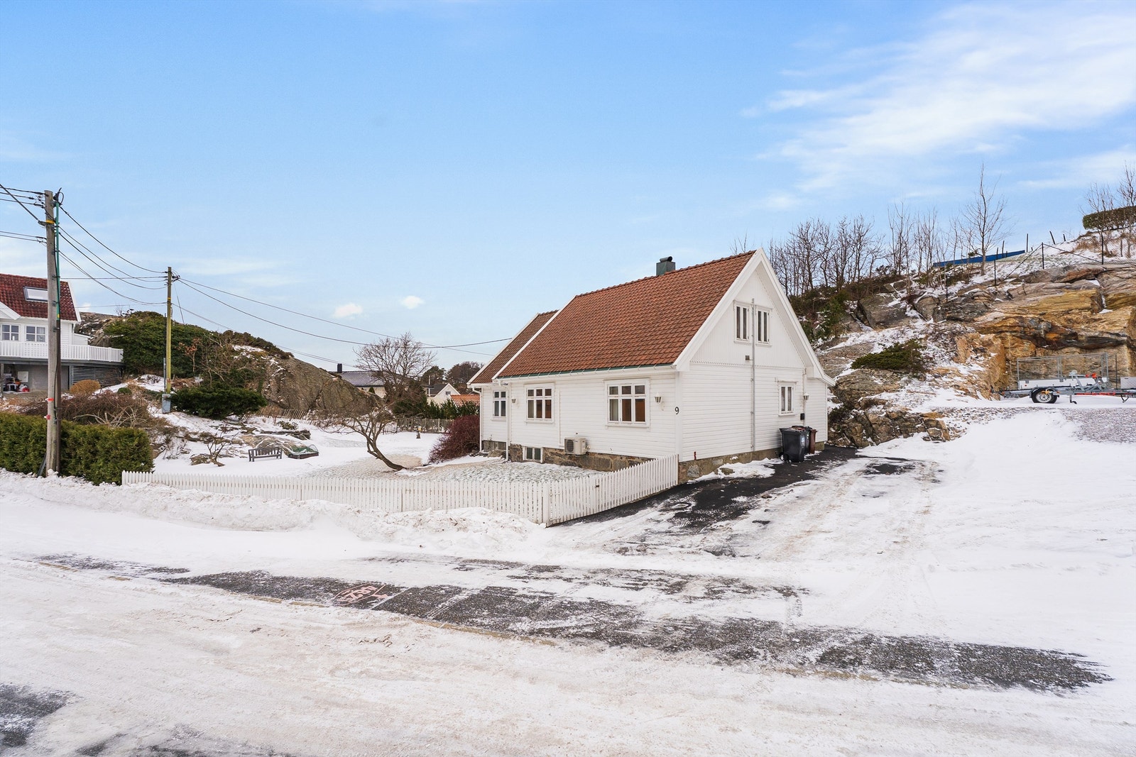 Biloppstillingsplass på egen tomt med el-bil lader. Galleribilde