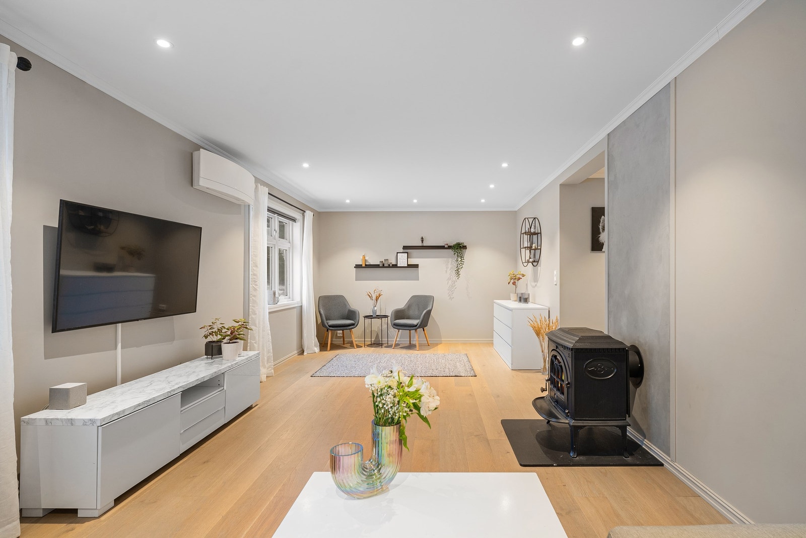 Koselig og romslig stue renovert i 2020 med moderne standard, peis og varmepumpe Galleribilde