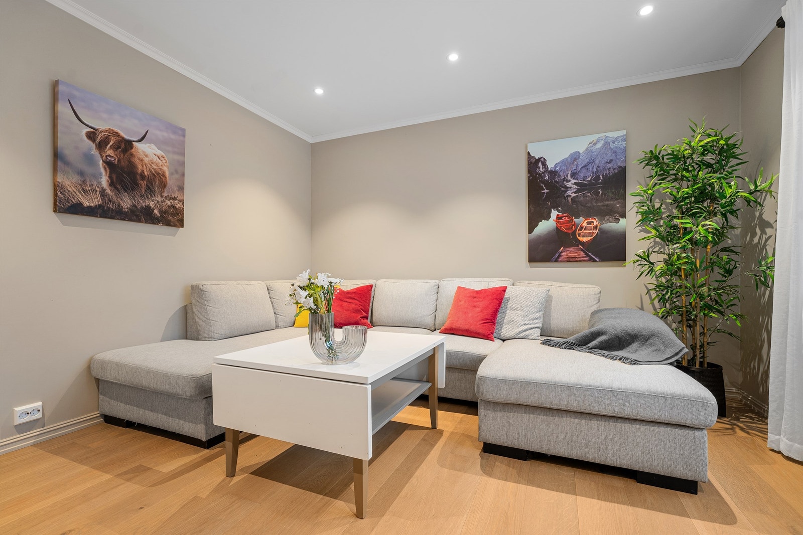 Store vindusflater og gjennomgående lyse overflater gir en trivelig romfølelse. Galleribilde