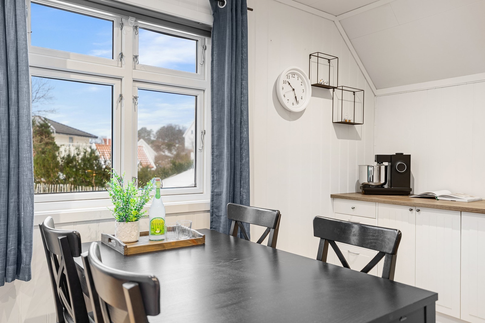 Trivelig spiseomeråde på kjøkkenet. Galleribilde