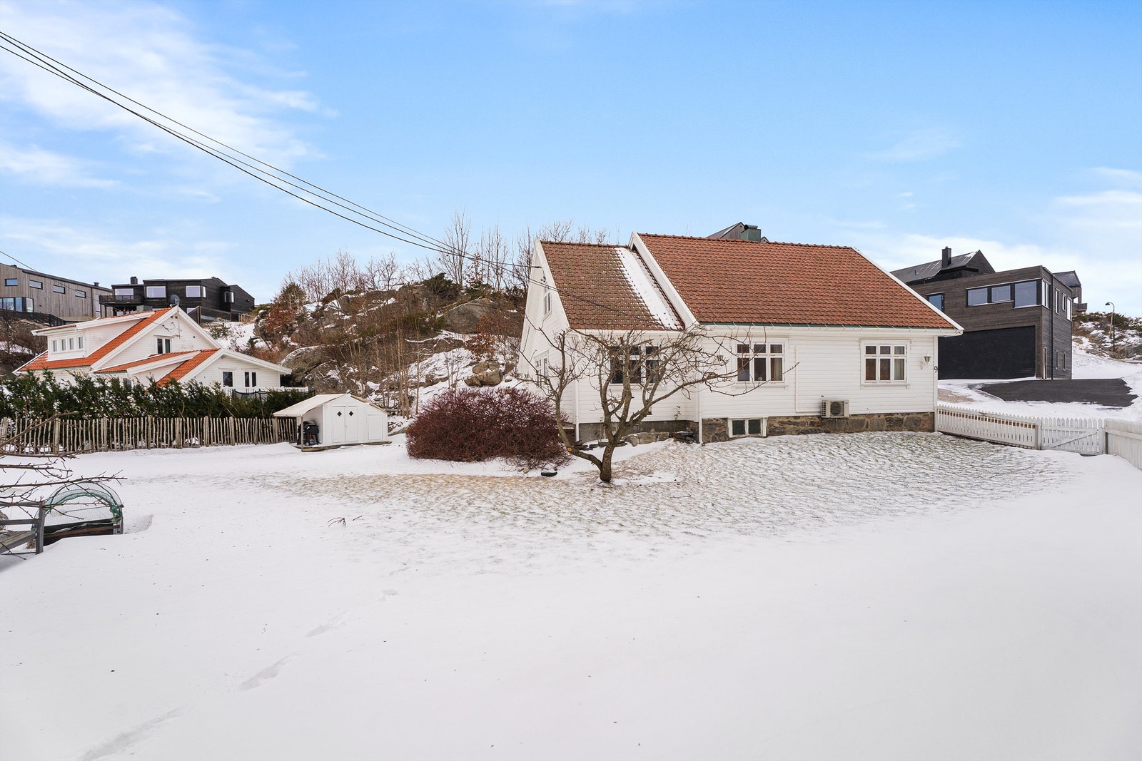 God hageplass rundt boligen med en rekke frukttrær. Perfekt for store, små og kanskje firbeinte? Galleribilde