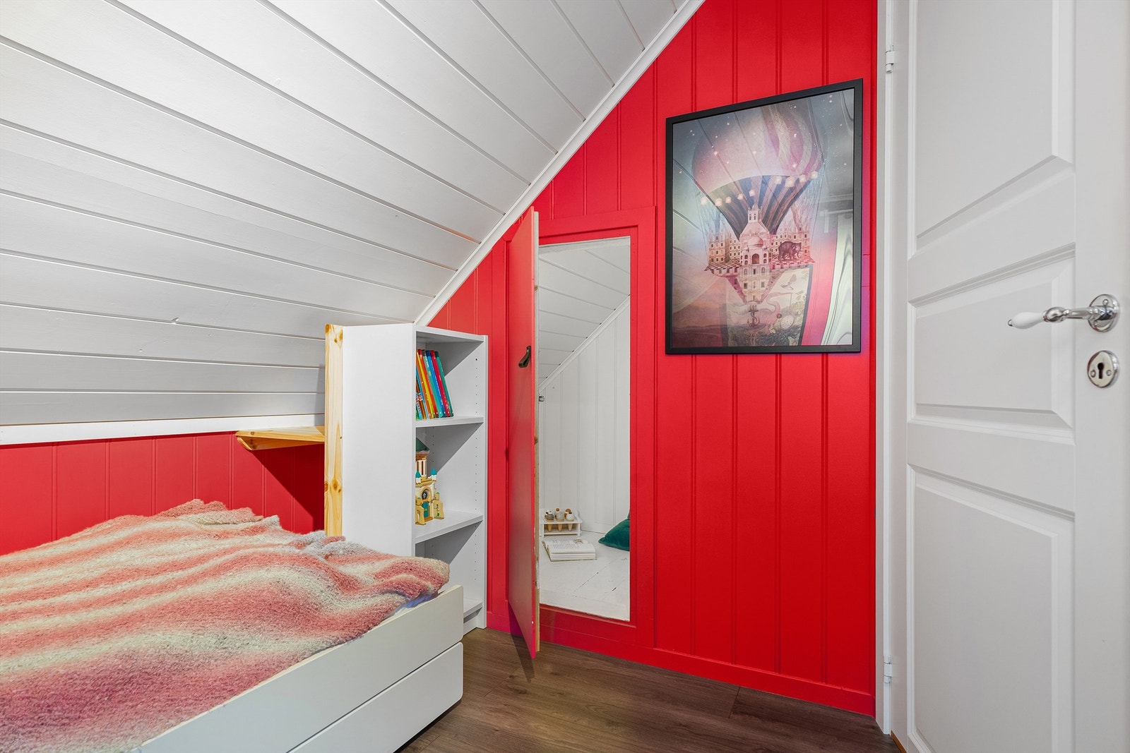 Ekstra oppbevaring i vegg i kott som er et koselig lekerom for de små Galleribilde