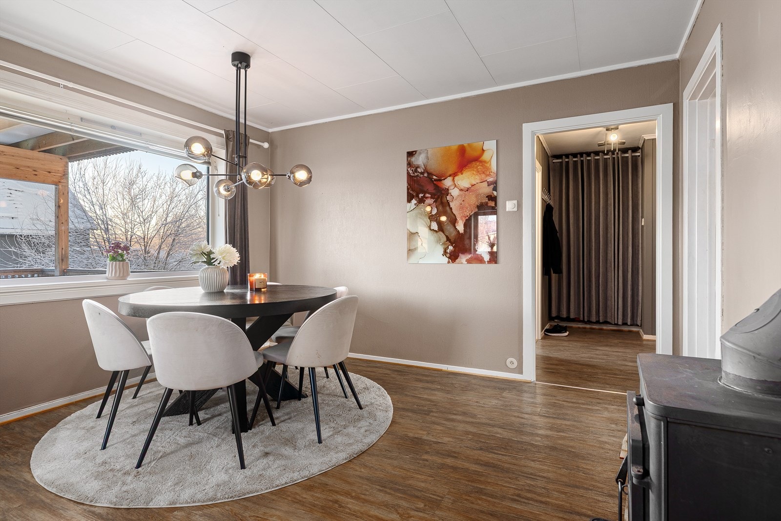 Leiligheten har et internt bruksareal på 62 kvm. I tillegg disponerer leiligheten 2 boder i kjelleren på til sammen 23 m2, samt andel av loftet som er egnet for lagring. Galleribilde