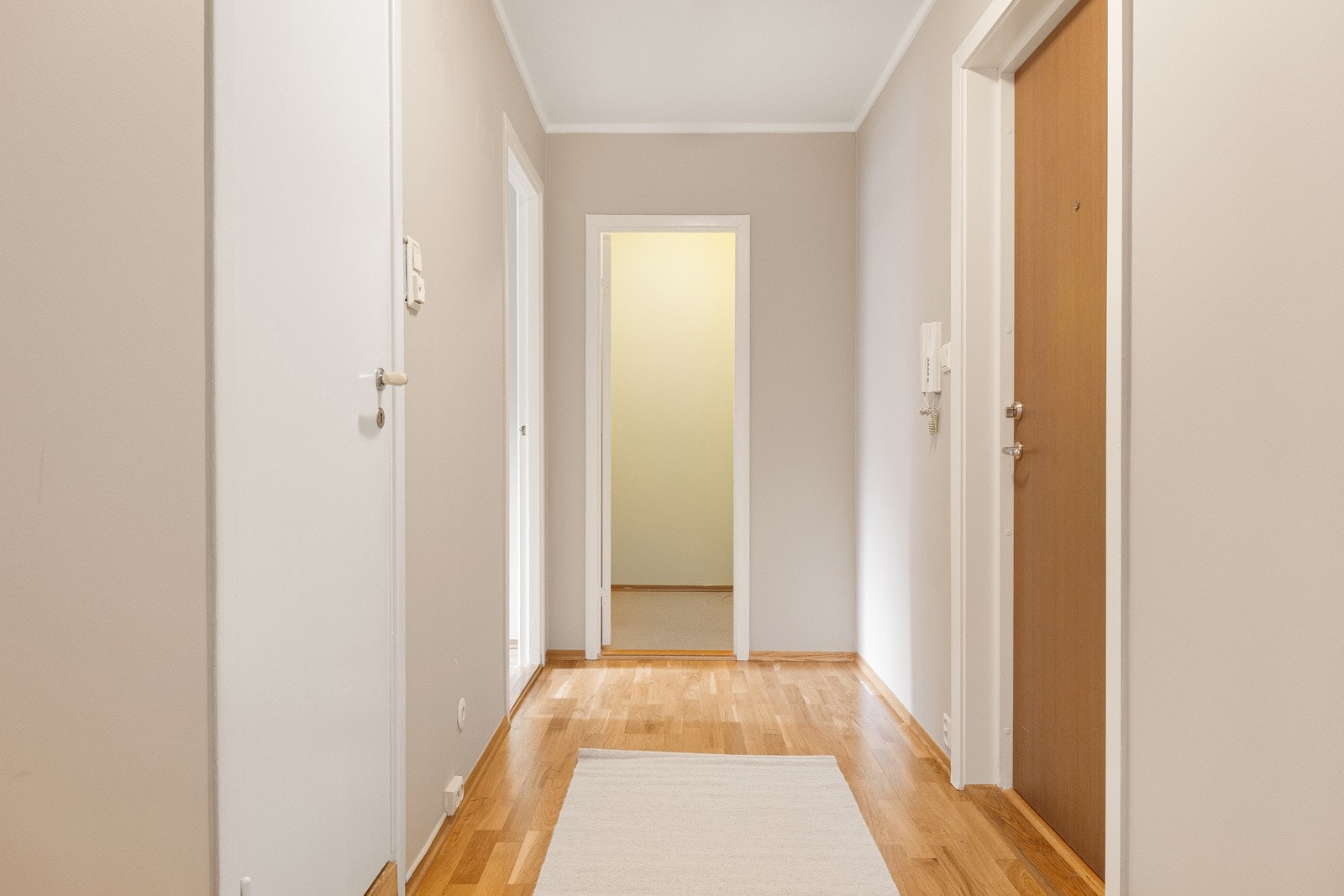 Entréen er lys og romslig, med god plass til garderobeskap Galleribilde