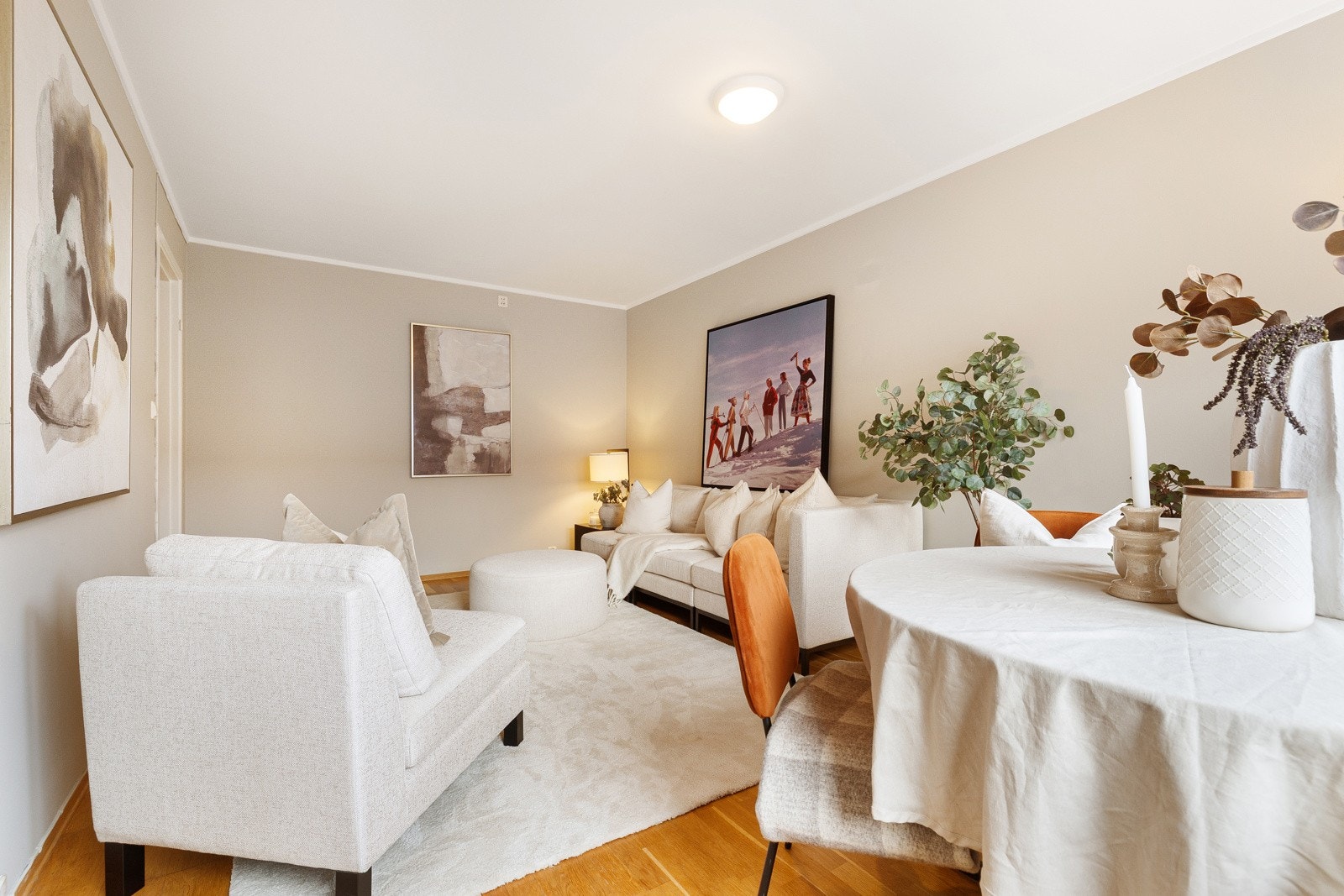 Stue med plass til sofagruppe med tilhørende møblement Galleribilde