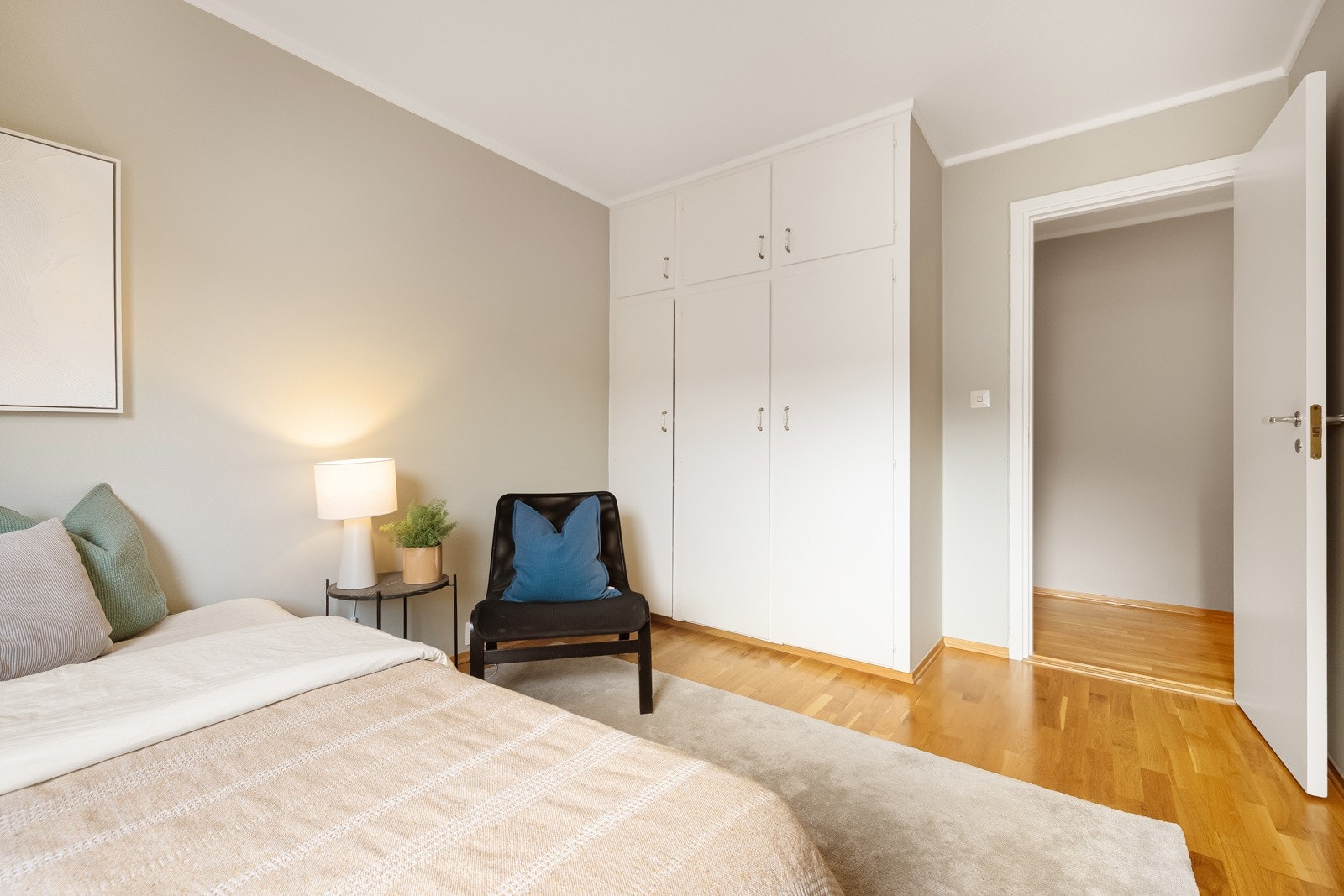 Innredet med garderobeskap som gir godt med skapplass Galleribilde