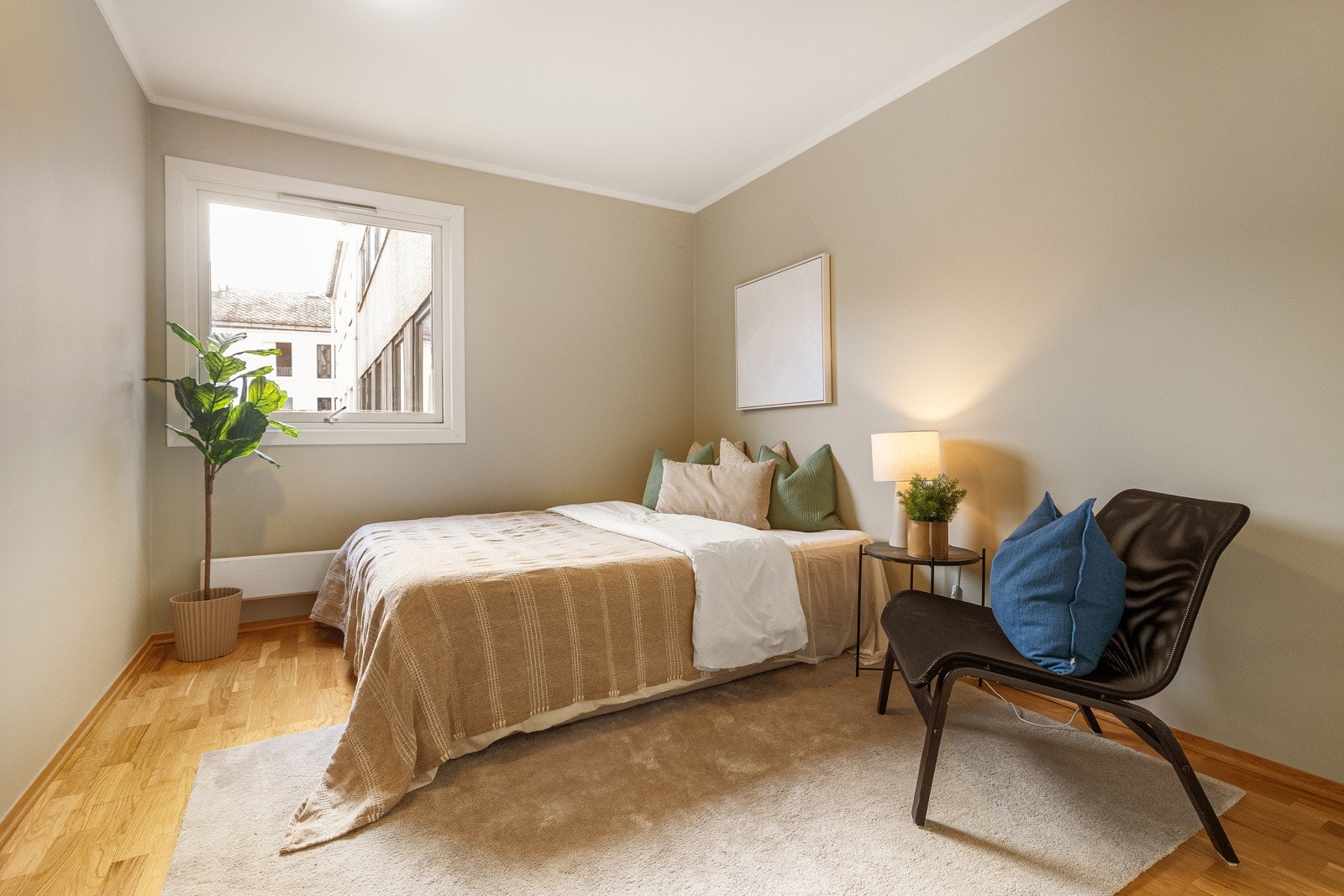 Romslig soverom vendt mot bakgård. Her er det god plass til dobbeltseng og nattbord Galleribilde