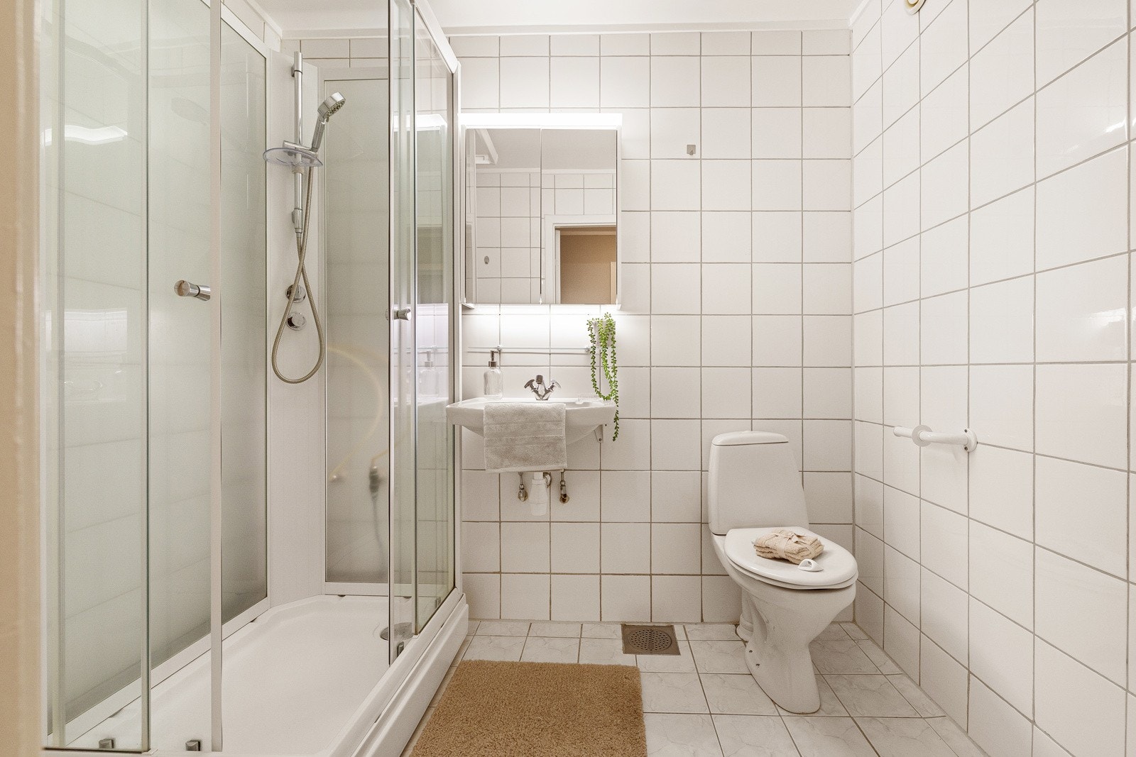 Eldre bad med flis på gulv og flis på vegger. Det er behov for totalrenovering av rommet Galleribilde