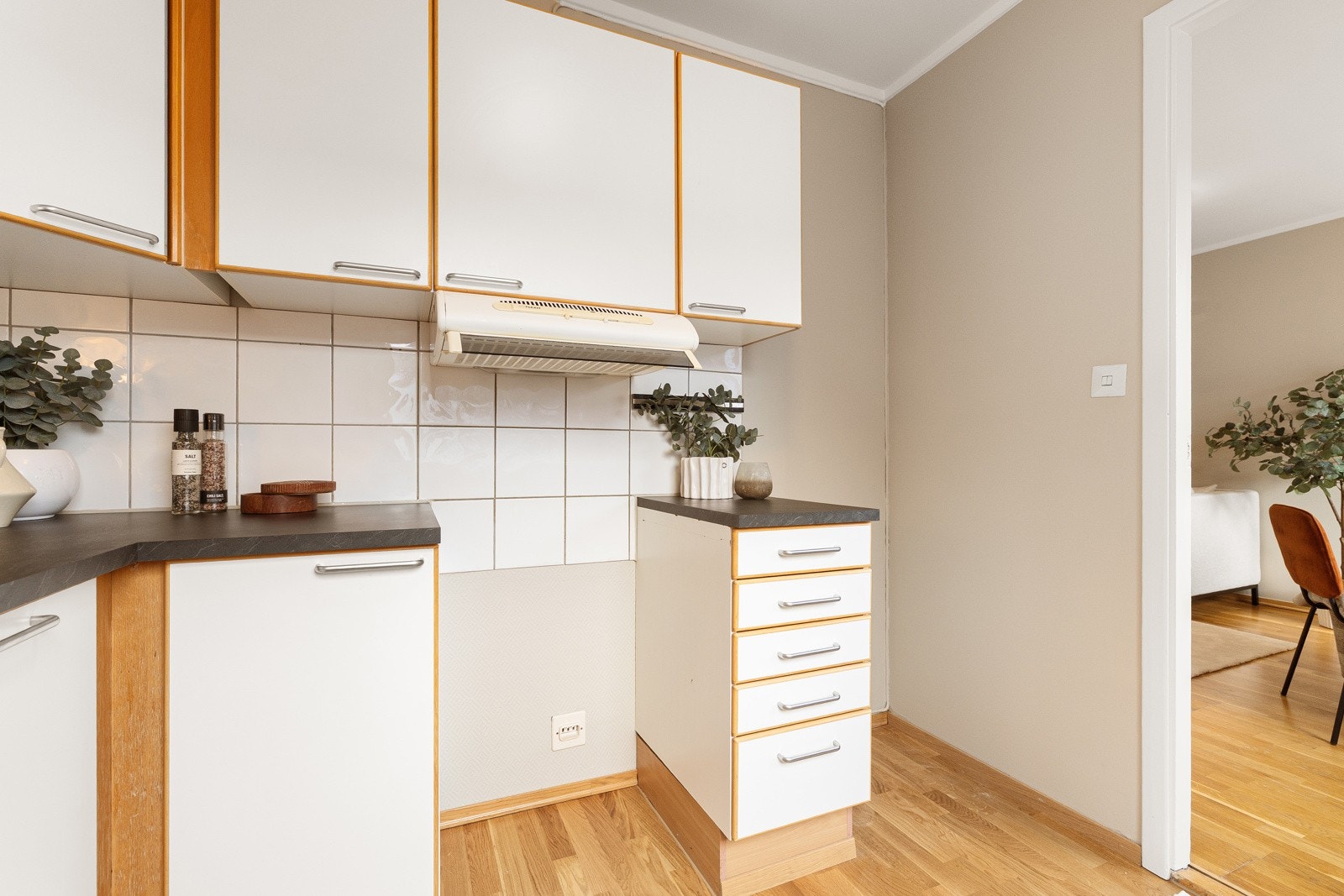 Varmtvannsbereder er montert i benkeplate Galleribilde