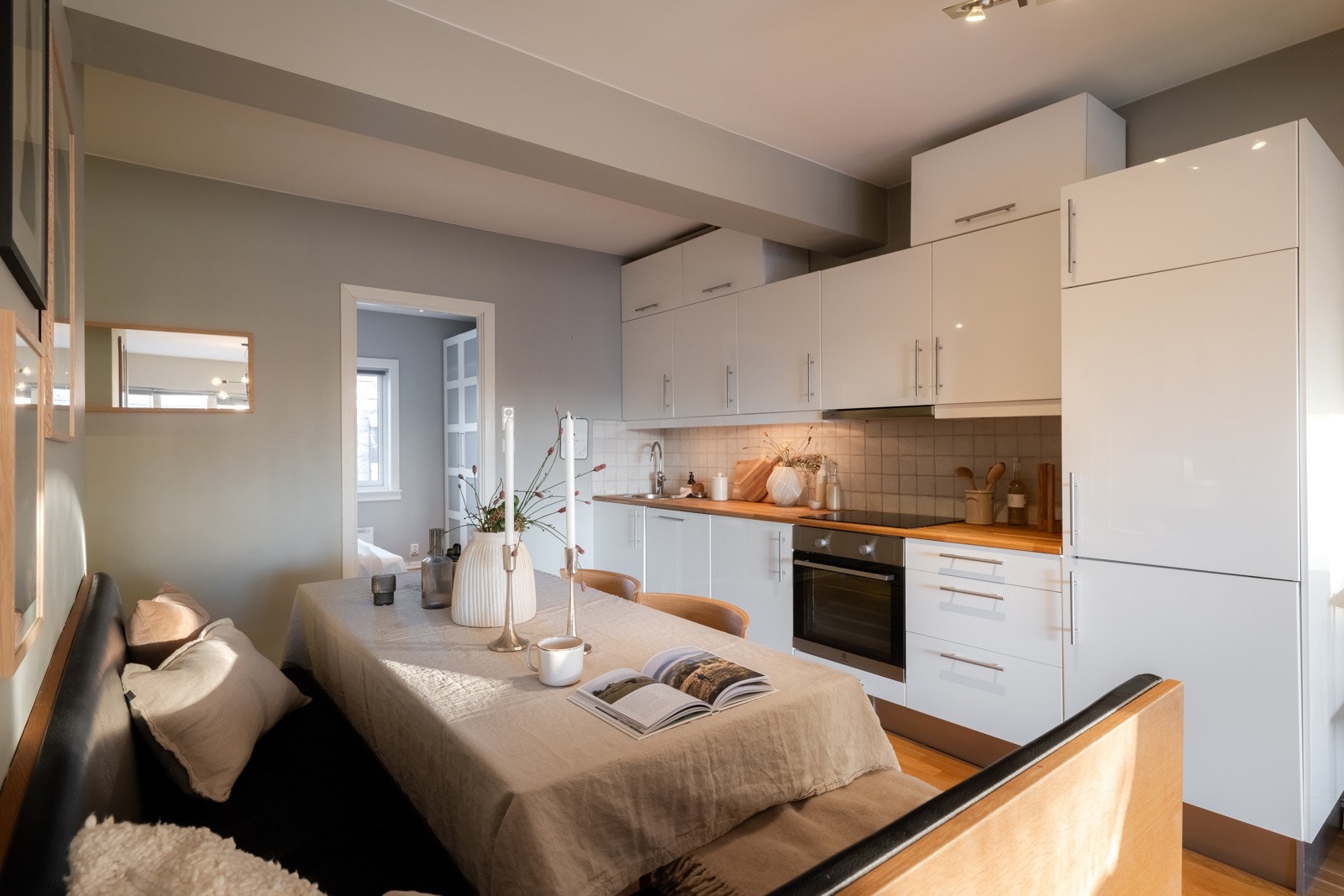 Leiligheten har et pent kjøkken med gode løsninger. Galleribilde