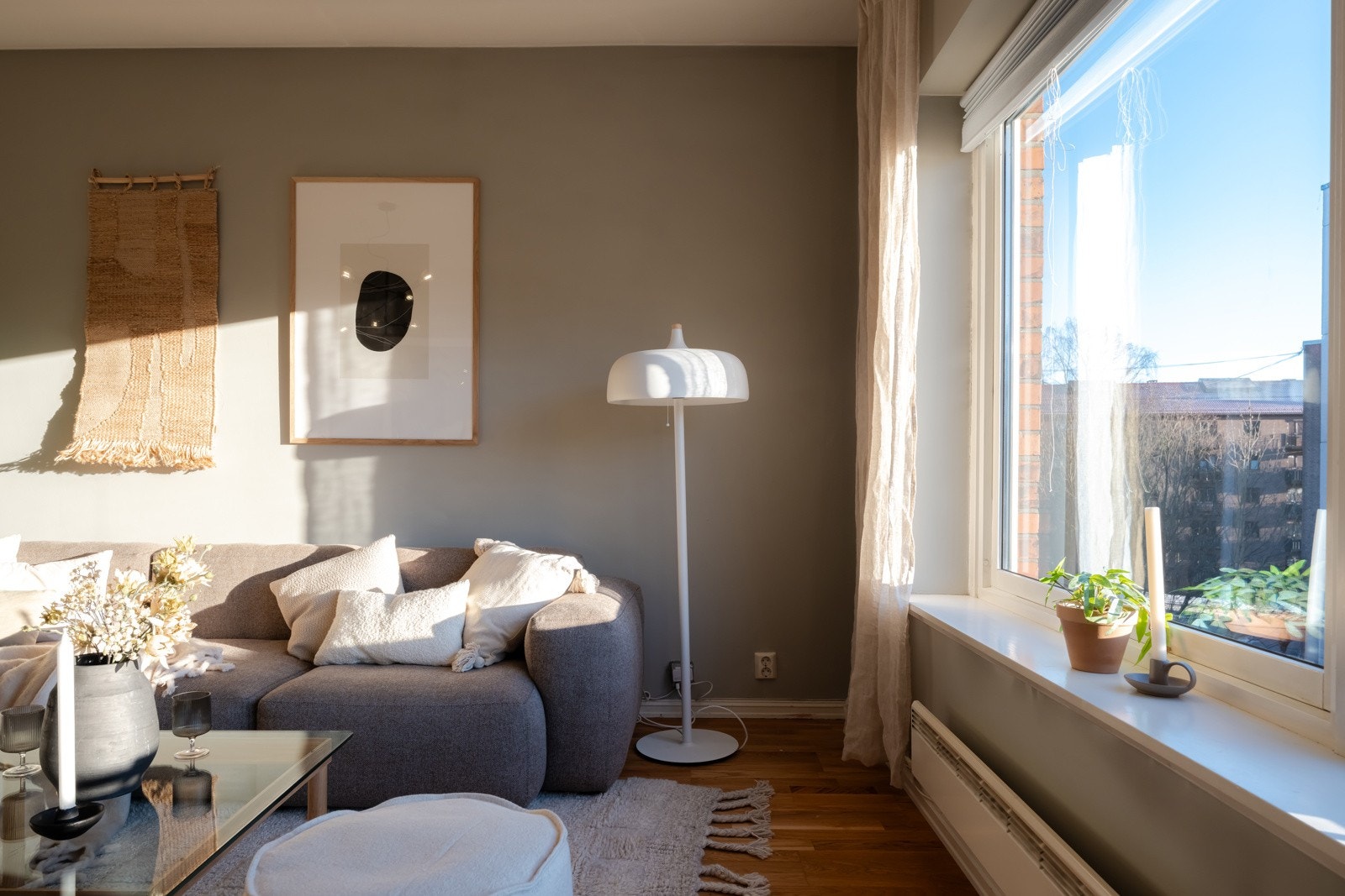 Leiligheten er vel gjennomført med lyse overflater og pen parkett på gulvet. Galleribilde