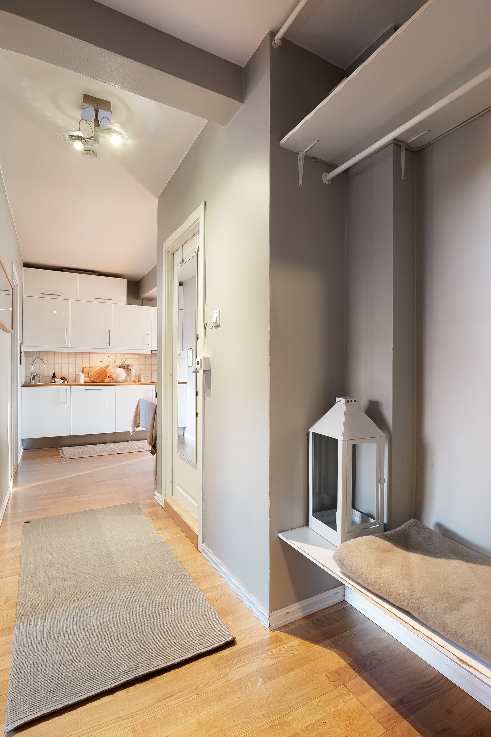 Her har du mulighet for å henge fra deg yttertøy og sette fra deg sko. Galleribilde