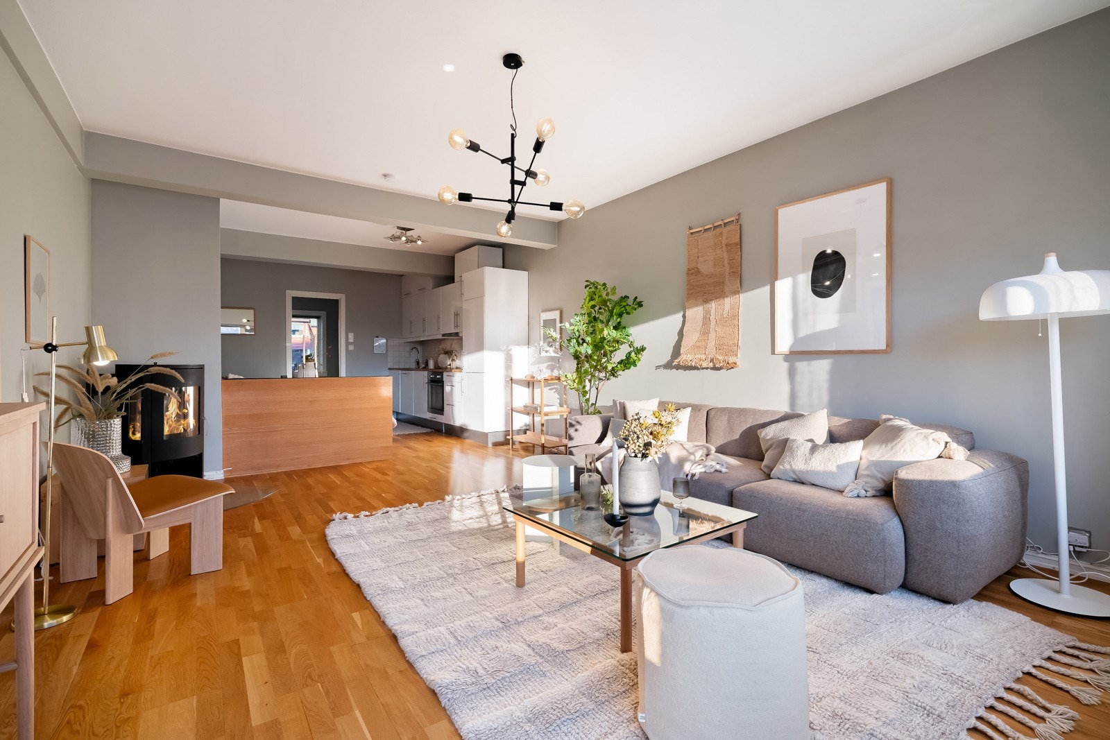 I rommet er det en flott peis som gir ekstra varme og hygge. Galleribilde