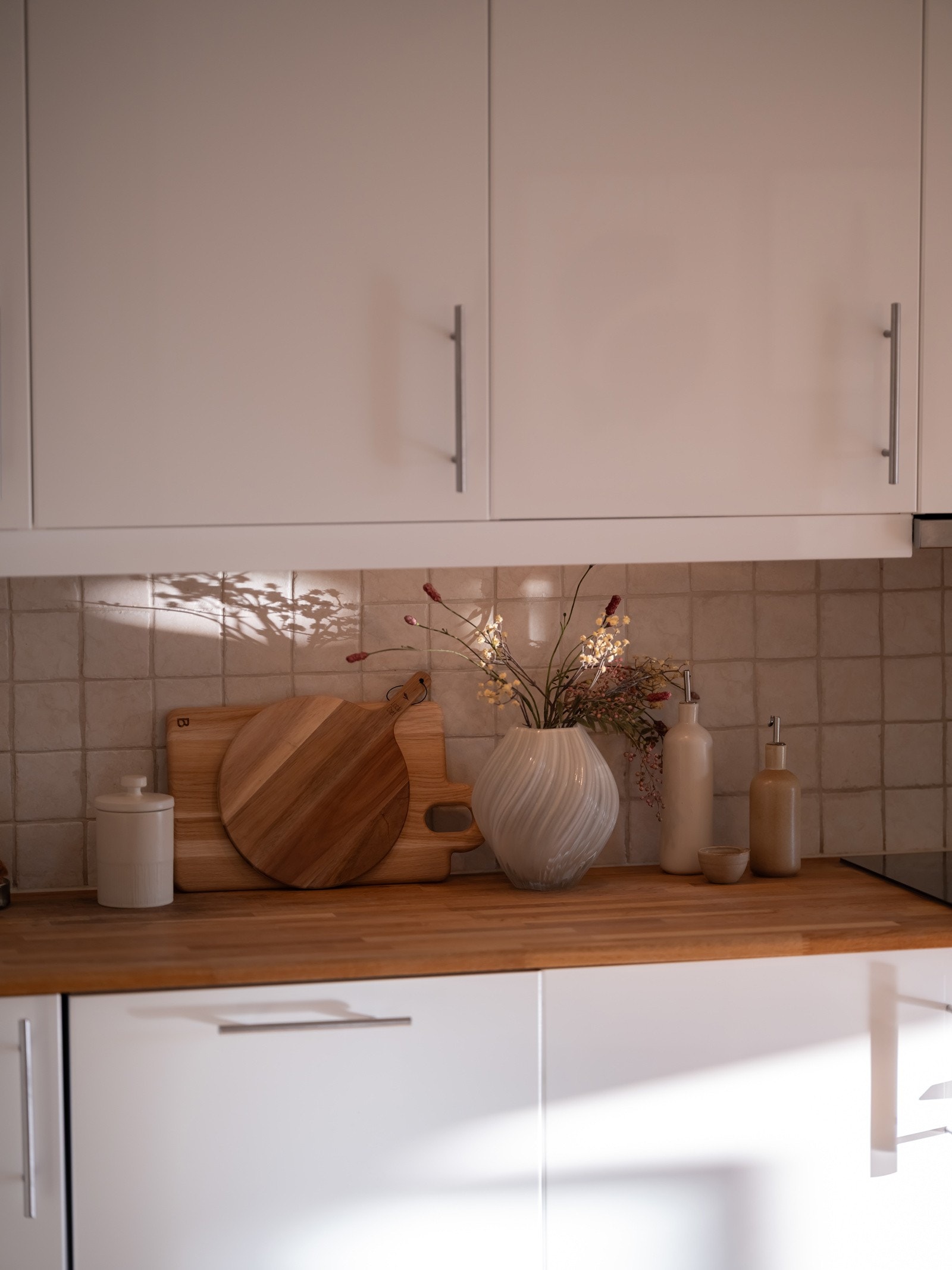 Det er nedfelt oppvaskkum med ettgreps armatur fra 2018, samt benkebelysning og stikkontakter plassert under overskapene. Galleribilde