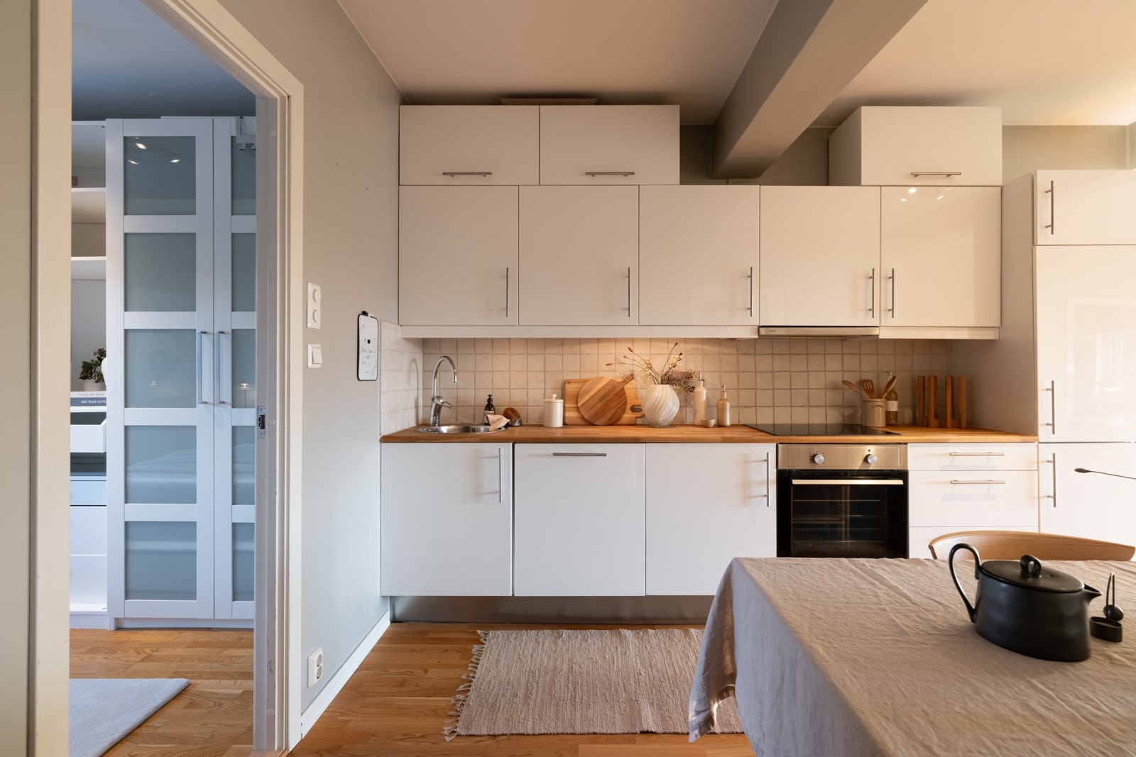 Kjøkkeninnredningen er fra 2011 og har slette fronter samt benkeplate i heltre. Galleribilde