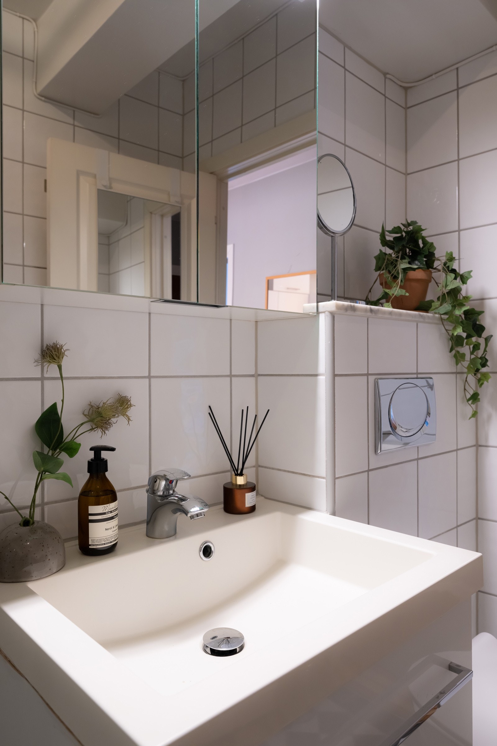 Baderommet er innredet med vegghengt servantinnredning med skuffer og heldekkende servant, speilskap med overlys, dusjhjørne med innfellbare glassdører samt vegghengt toalett. Galleribilde