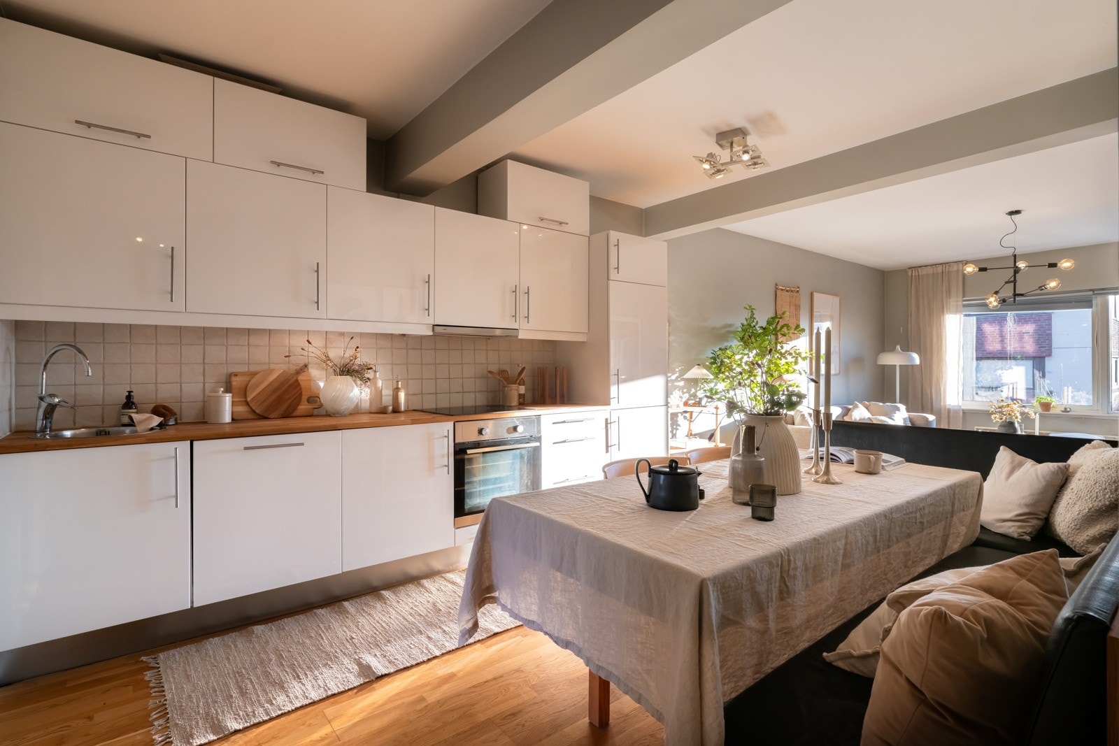 Kjøkkenet er videre utstyrt med integrerte hvitevarer bestående av kjøleskap, stekeovn, platetopp, oppvaskmaskin og vaskemaskin, som alle følger med handelen. Galleribilde