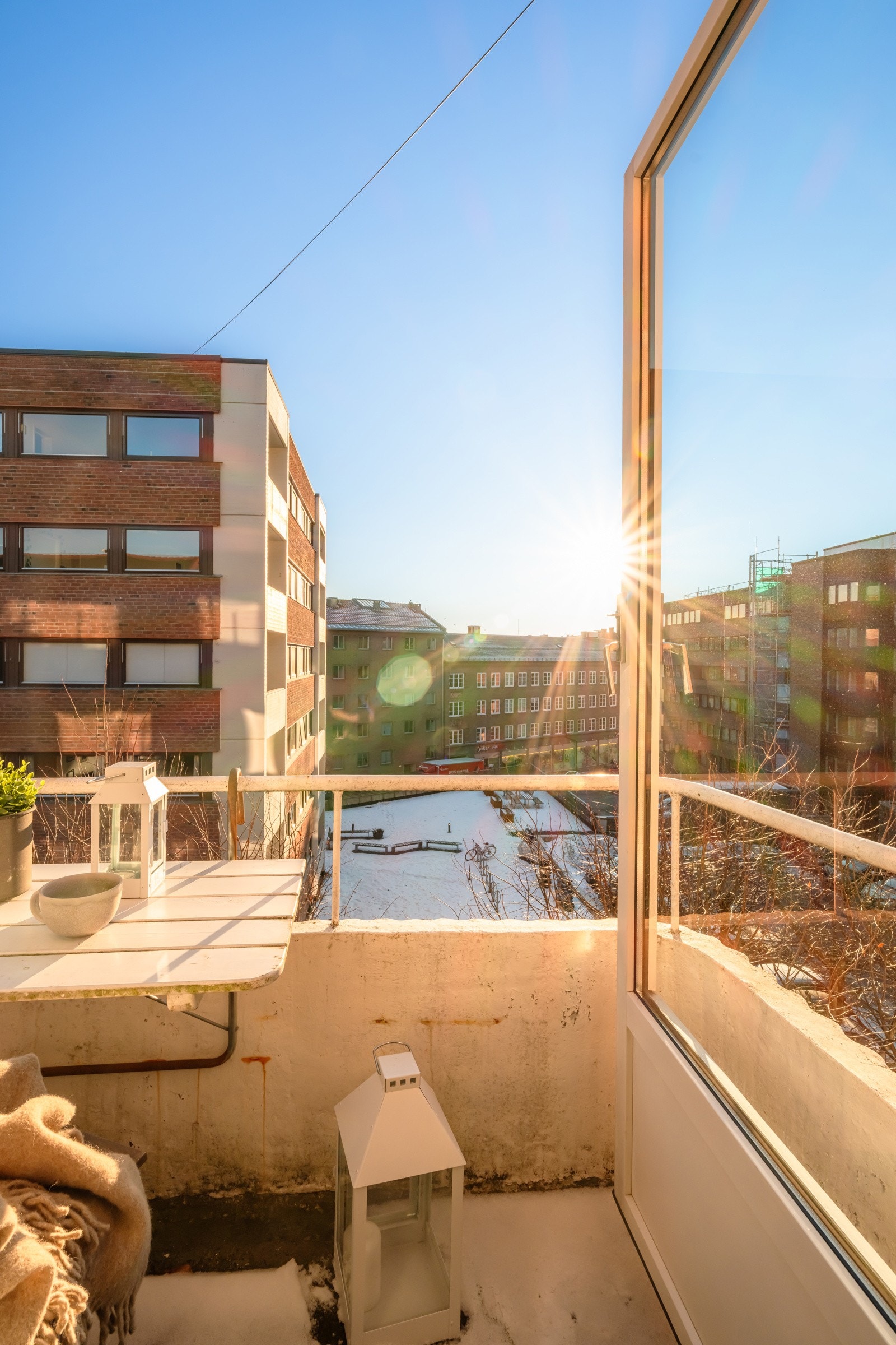 Fra stuen er det utgang til en sydvest-vendt balkong med gode solforhold. Galleribilde