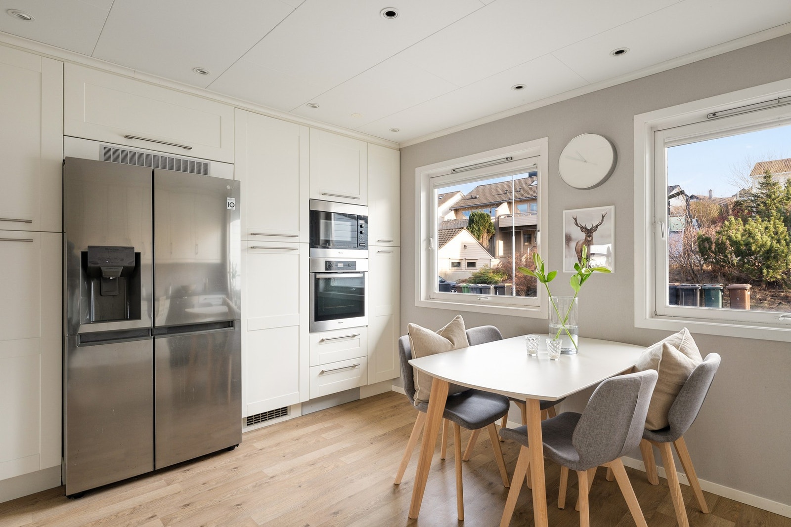 Kjøkkenet har også mulighet for et mindre spisebord. Galleribilde