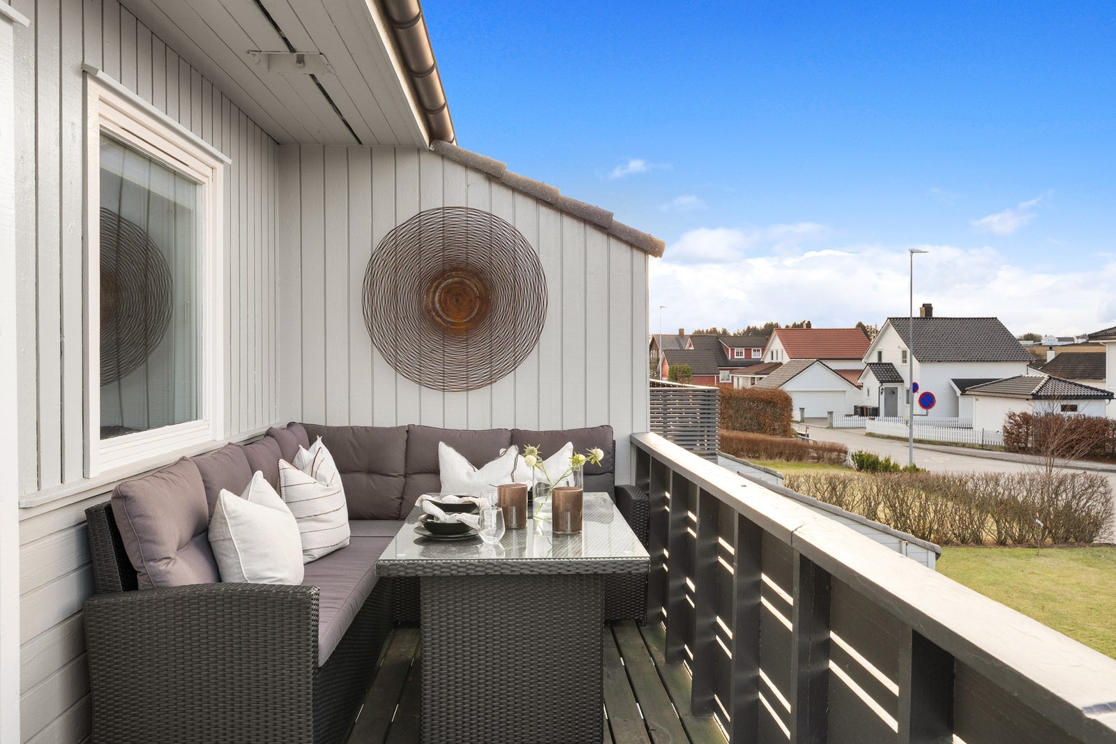 Balkongen er vendt mot sør med god plass til både sittegruppe. Her har man flott utsikt og gode solforhold, samt god oversikt over hagen. Galleribilde