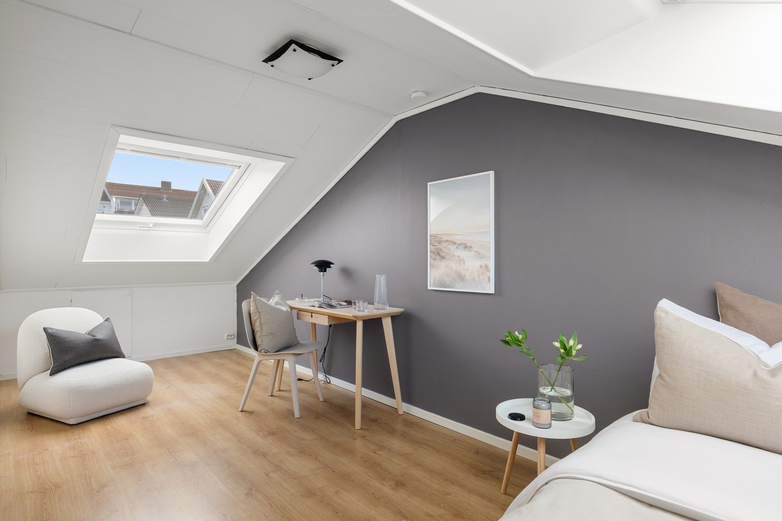 To av boligens totalt fire soverom er i 2.etasje. Galleribilde