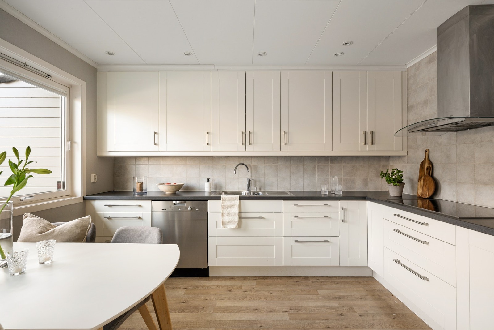 Kjøkkenet er fra 2014 og fremstår som tidsriktig og moderne med god skap - og benkeplass. Integrerte Miele hvitevarer medfølger i handel. Galleribilde