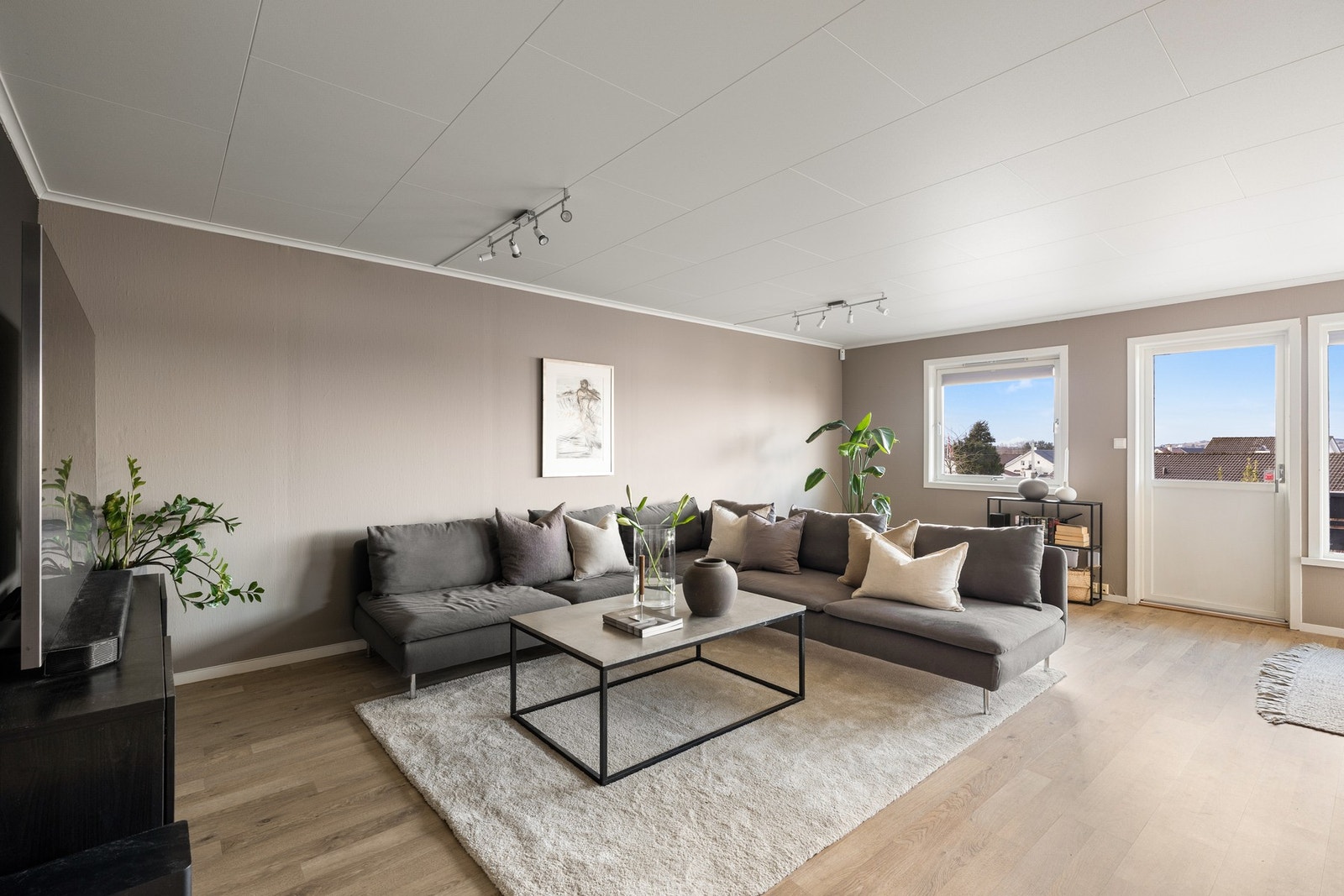 Stuen er av god størrelse med god plass til både sofa - og spisegruppe. Fra stuen har man også utgang til en solrik og romslig balkong med fin utsikt. Galleribilde