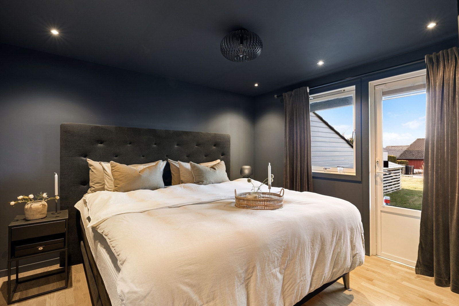 Det som i dag blir benyttet som hovedsoverom er i underetasjen med utgang til hagen. Galleribilde