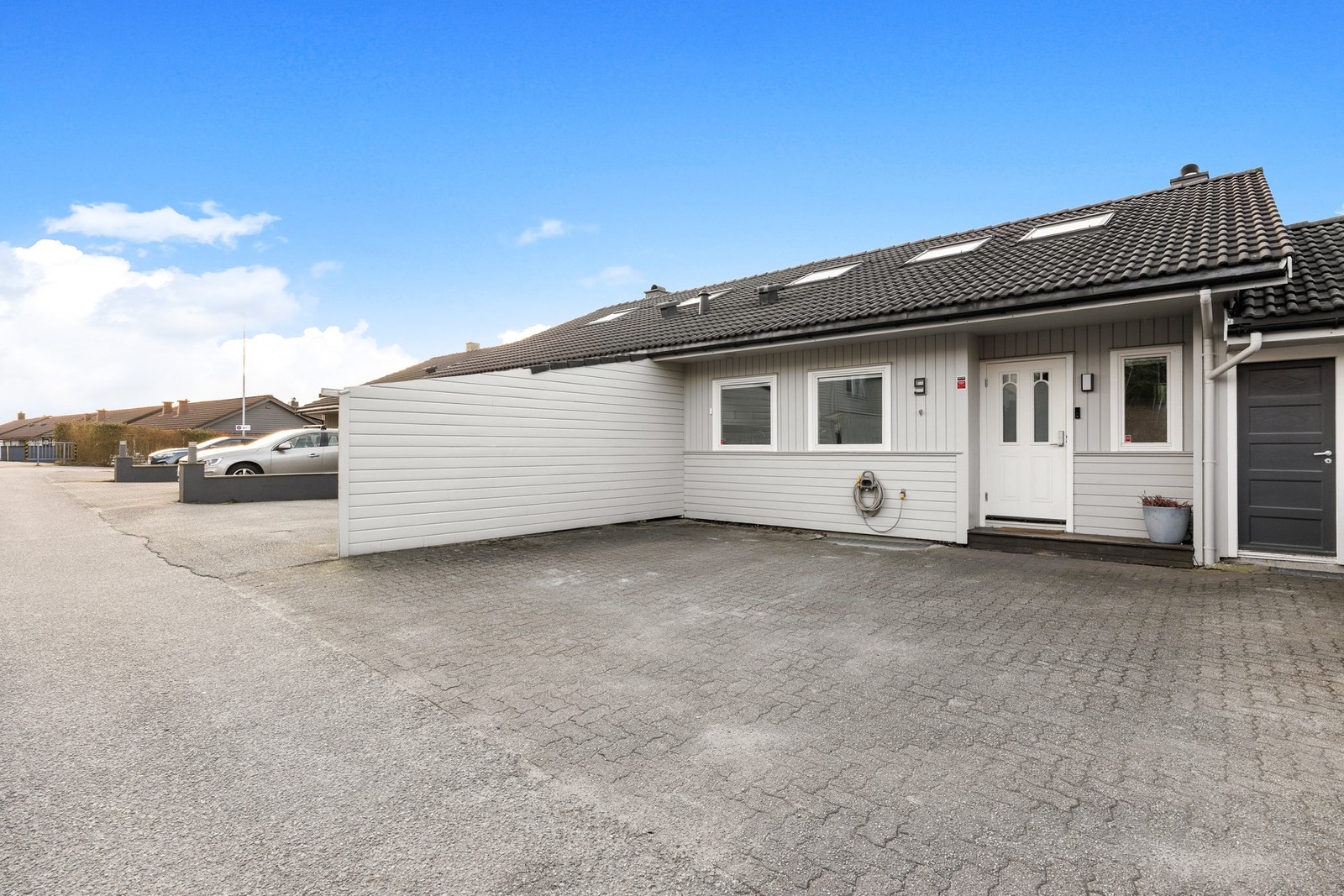 Huset har stort tilhørende gårdsrom, samt garasje. Galleribilde