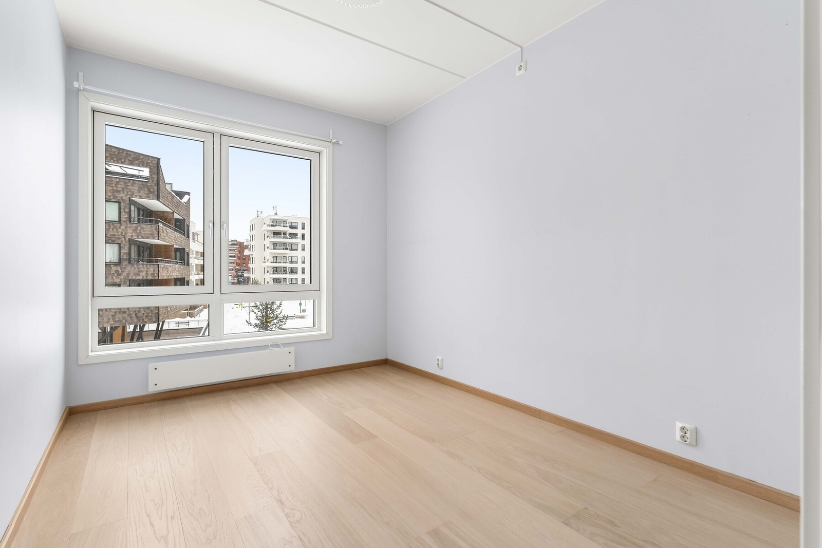 Soverom 1 får rikelig lysinnslipp fra de store vindusoverflatene. Galleribilde