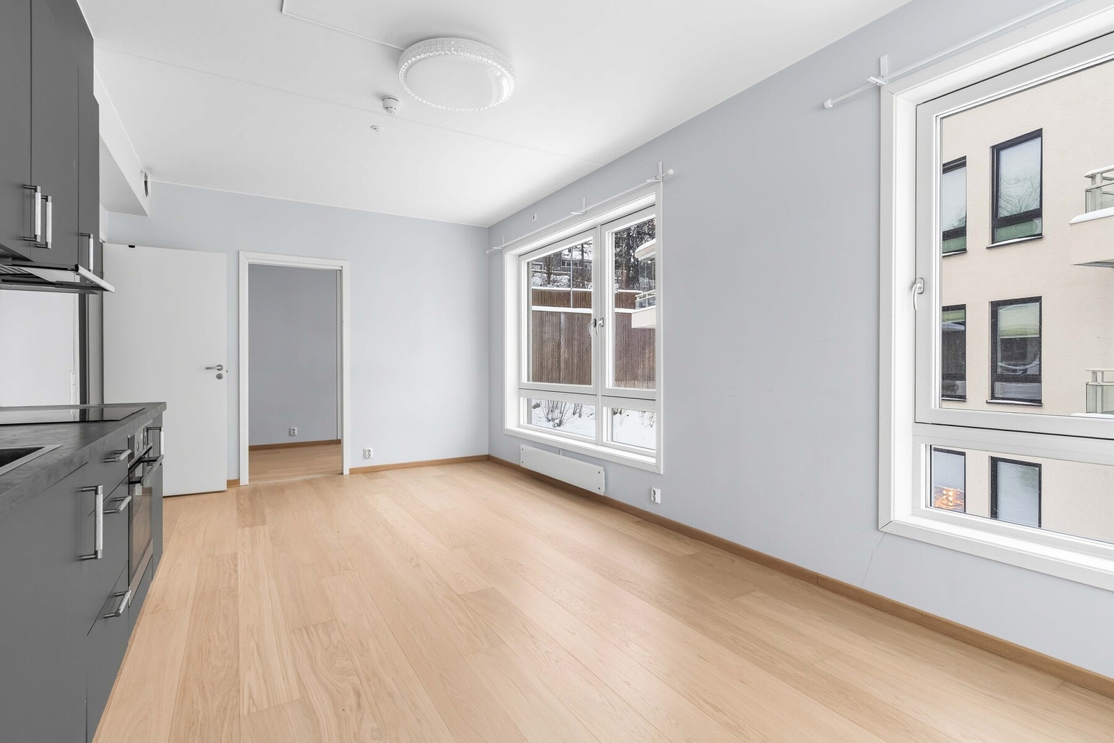 Stuen får gode lysinnslipp fra 2 himmelretninger. Gjennomgående og nydelig parkett i alle oppholdsrom. Galleribilde