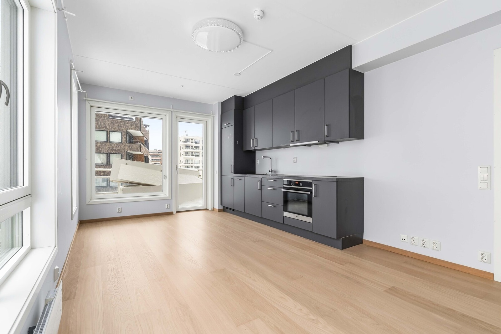 Kjøkkeninnredningen er fra byggeår (2020). Galleribilde