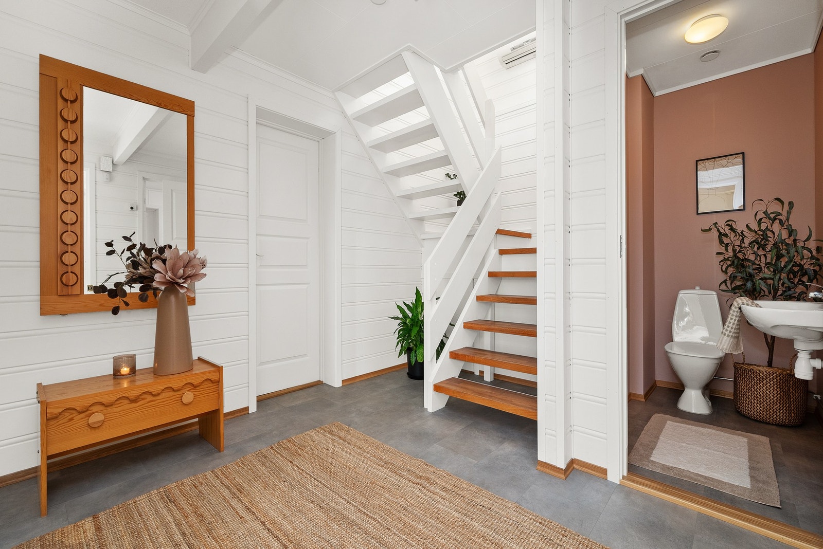 I boligen blir du møtt av en romslig hall med tilhørende toalettrom og adkomst til vaskerom pusset opp i 2018 Galleribilde