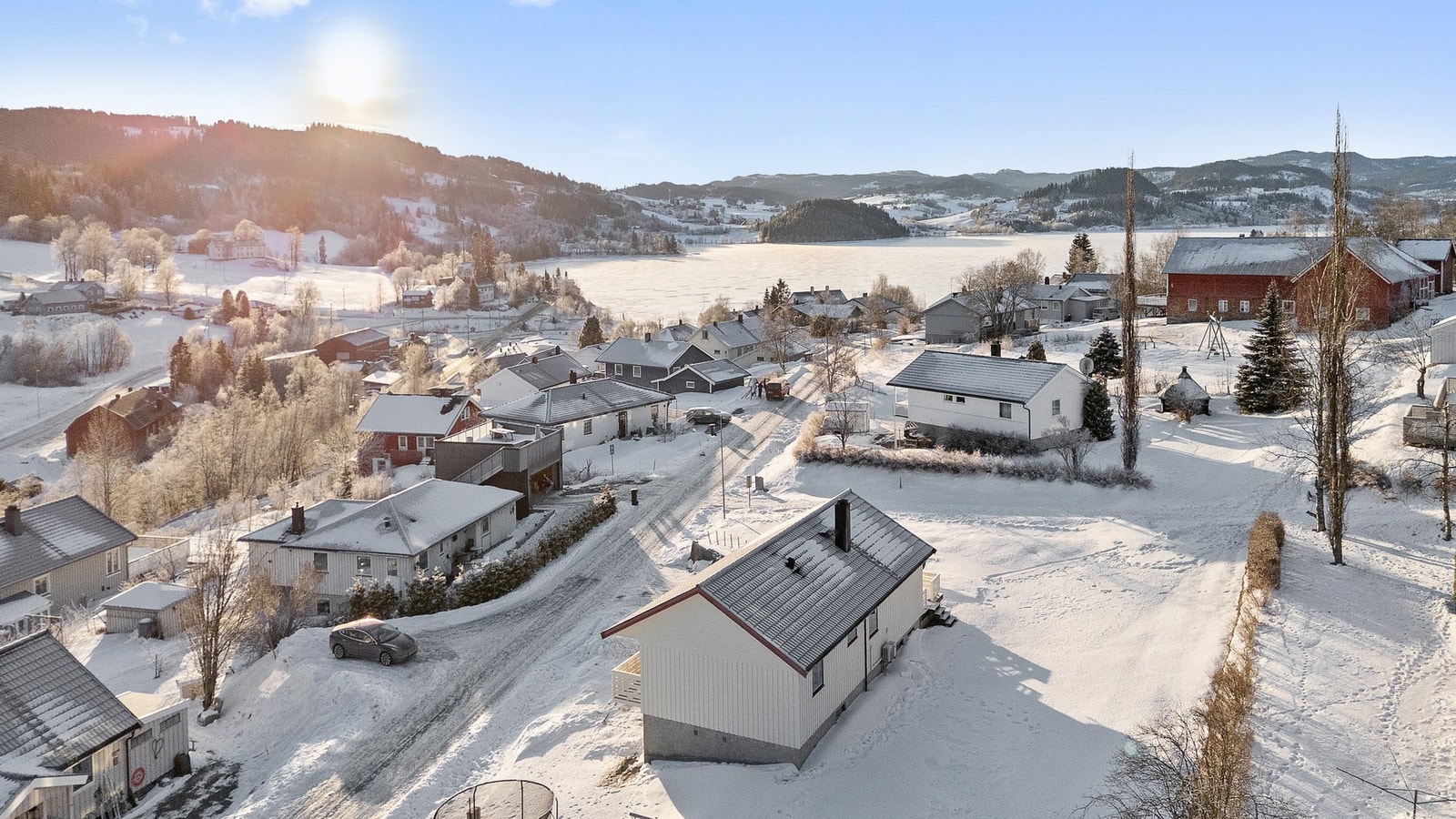 Fra eiendommen er det kun en liten spasertur til Laugen hvor man kan benytte seg av stranda på sommeren og isfiske på vinteren. Galleribilde