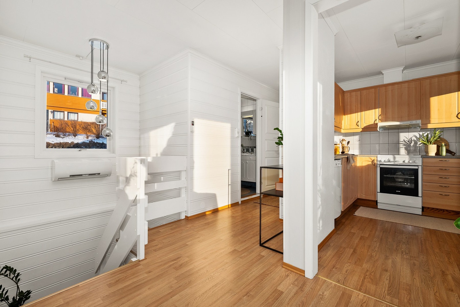 I 1. etg har du kjøkken, stue, bad, 2 soverom og utgang til veranda. Galleribilde