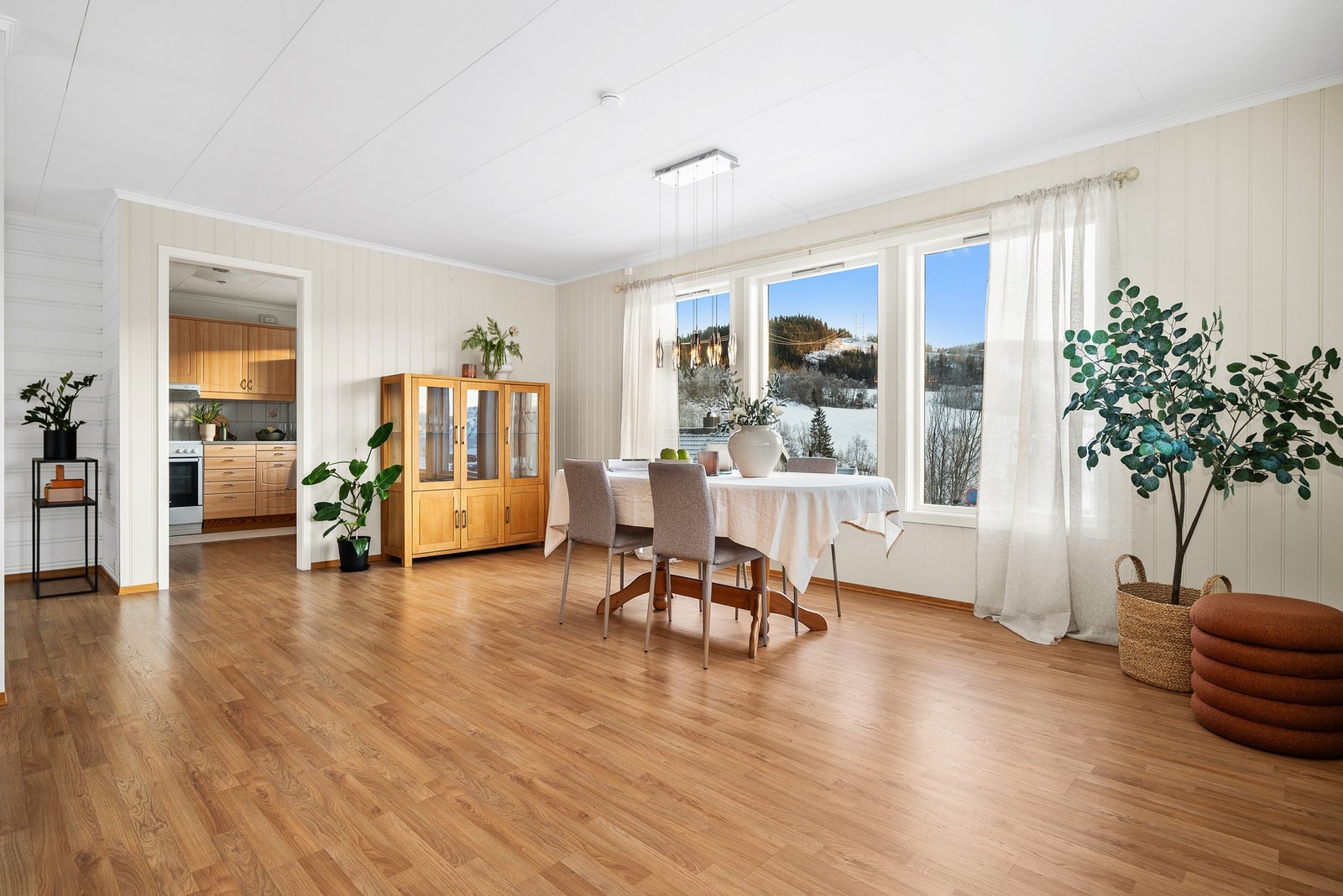 Her har du ei romslig stue med gode møbleringsmuligheter. Galleribilde