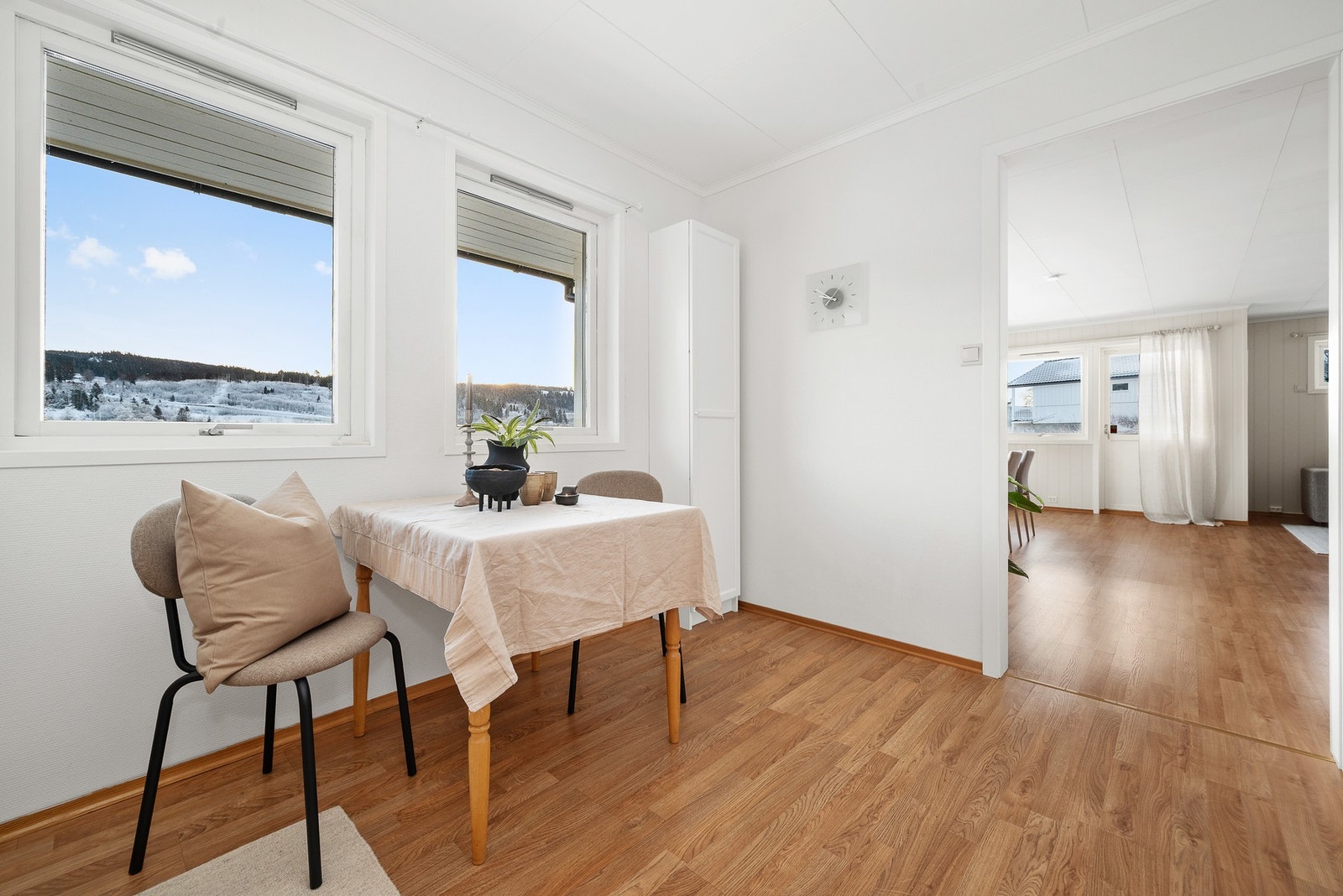 To vindu på kjøkkenet fører til godt lysinnslipp. Galleribilde