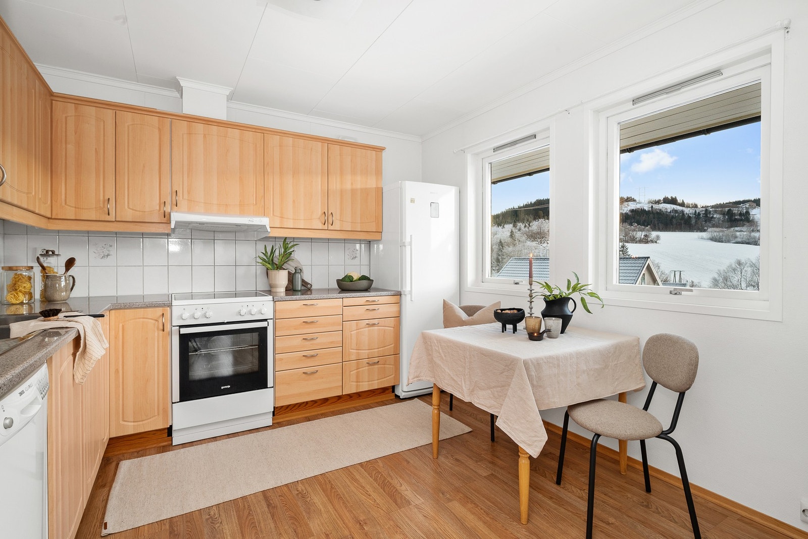 På kjøkkenet har du også plass til et lite spisebord. Galleribilde