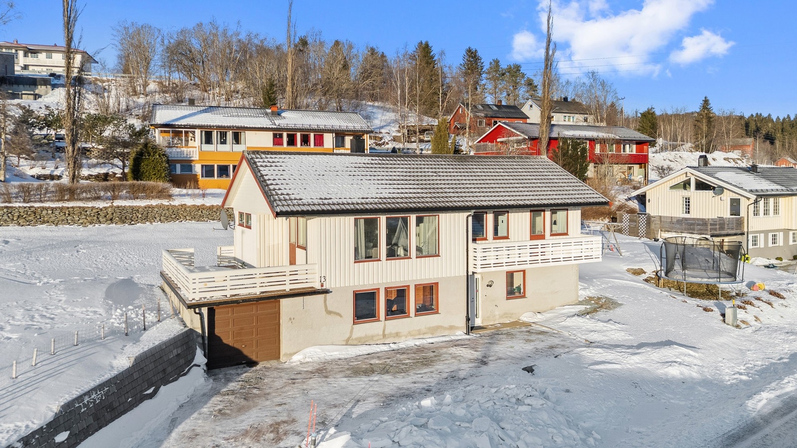 Eiendommen ligger i et rolig og barnevennlig boligfelt med nærhet til flotte turmuligheter sommer som vinter. Galleribilde