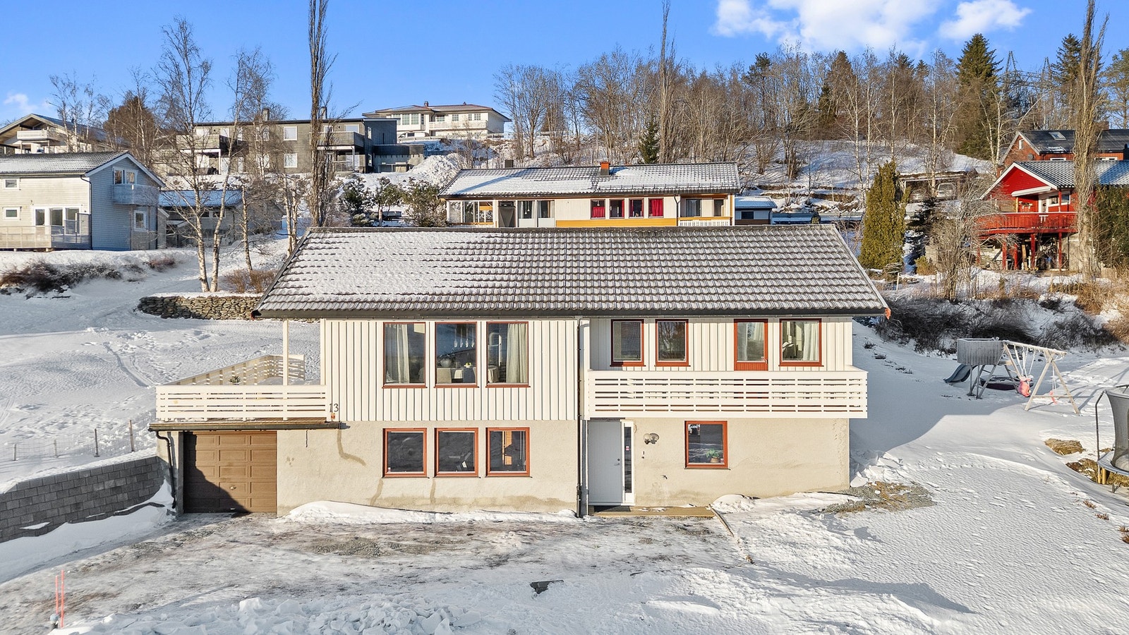 Boligen har en garasje på ca. 21 kvm med adkomst fra boligen. Galleribilde