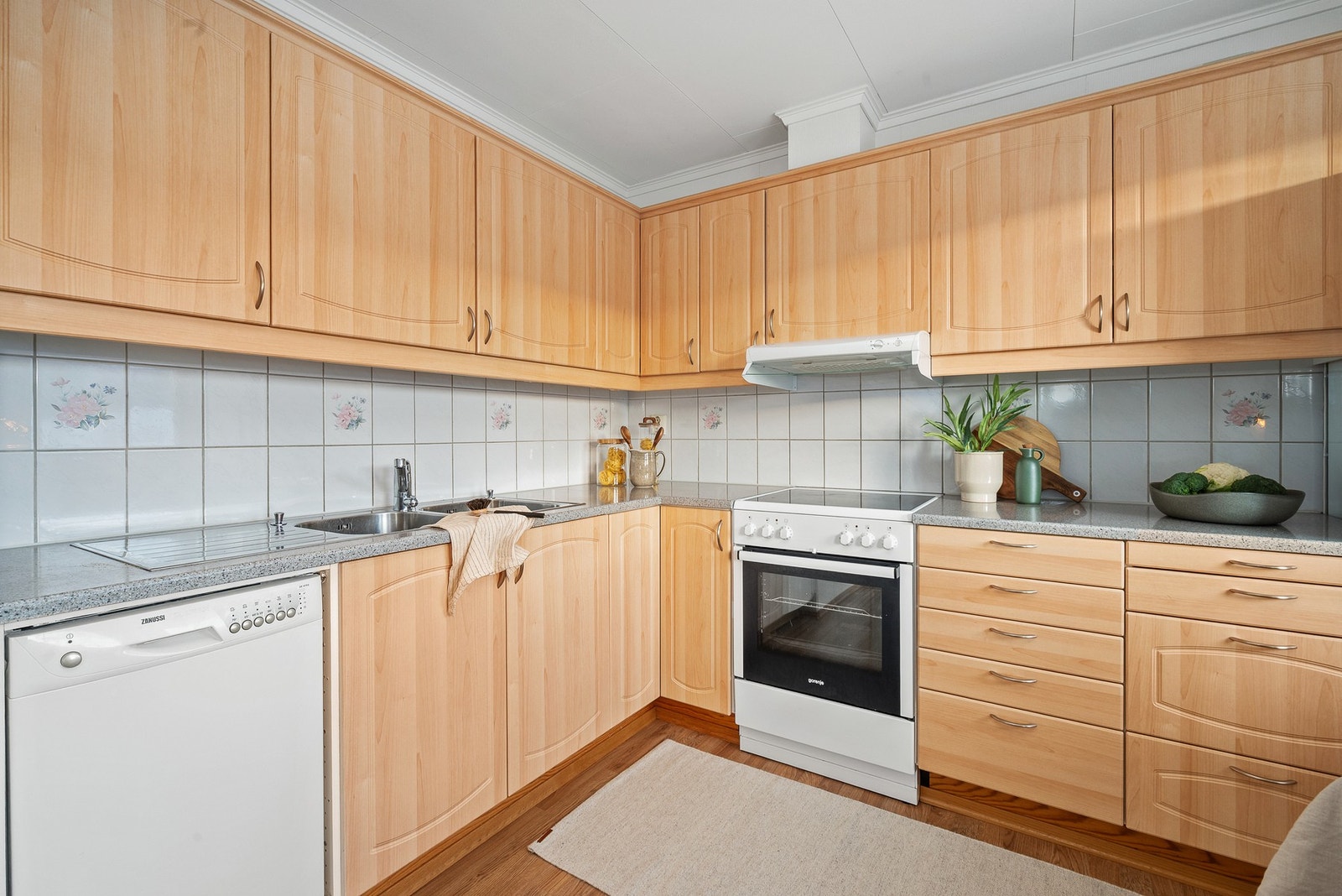 Kjøkkenet er romslig og har godt med skap- og benkeplass. Galleribilde