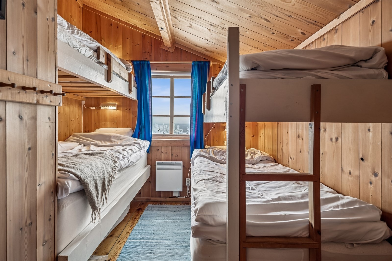 Det andre soverommet er innredet med plassbygde køyesenger, ideelt for barn eller gjester. Galleribilde