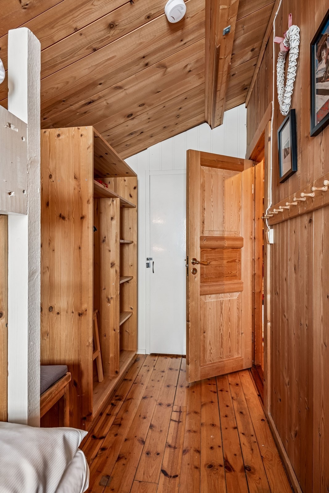 Praktiske oppbevaringsløsninger. Dør med hengelås er for privat oppbevaring under utleieuker. Galleribilde