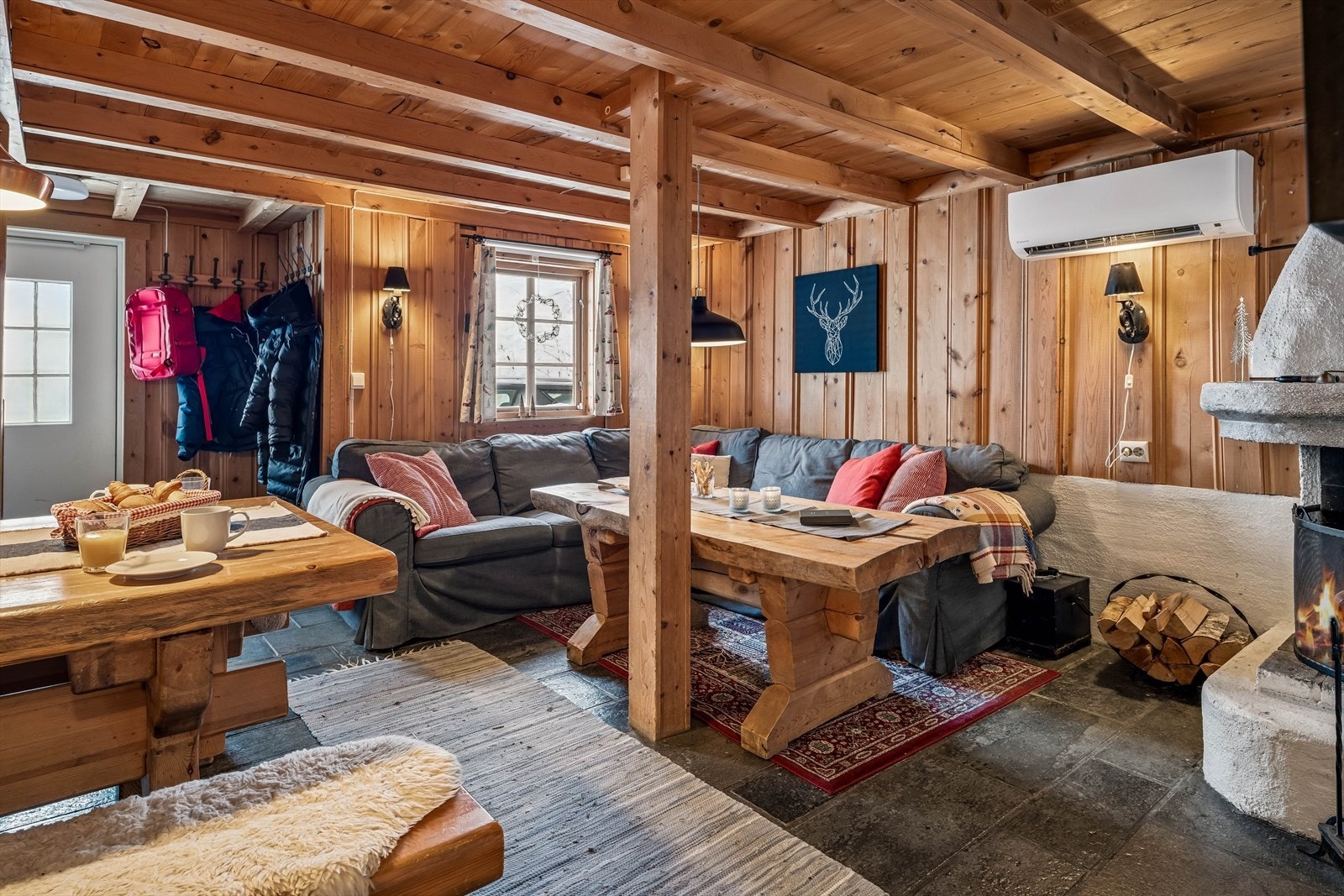 Stuen er hyttas samlingspunkt, med en åpen løsning mot spiseplass og kjøkken. Galleribilde