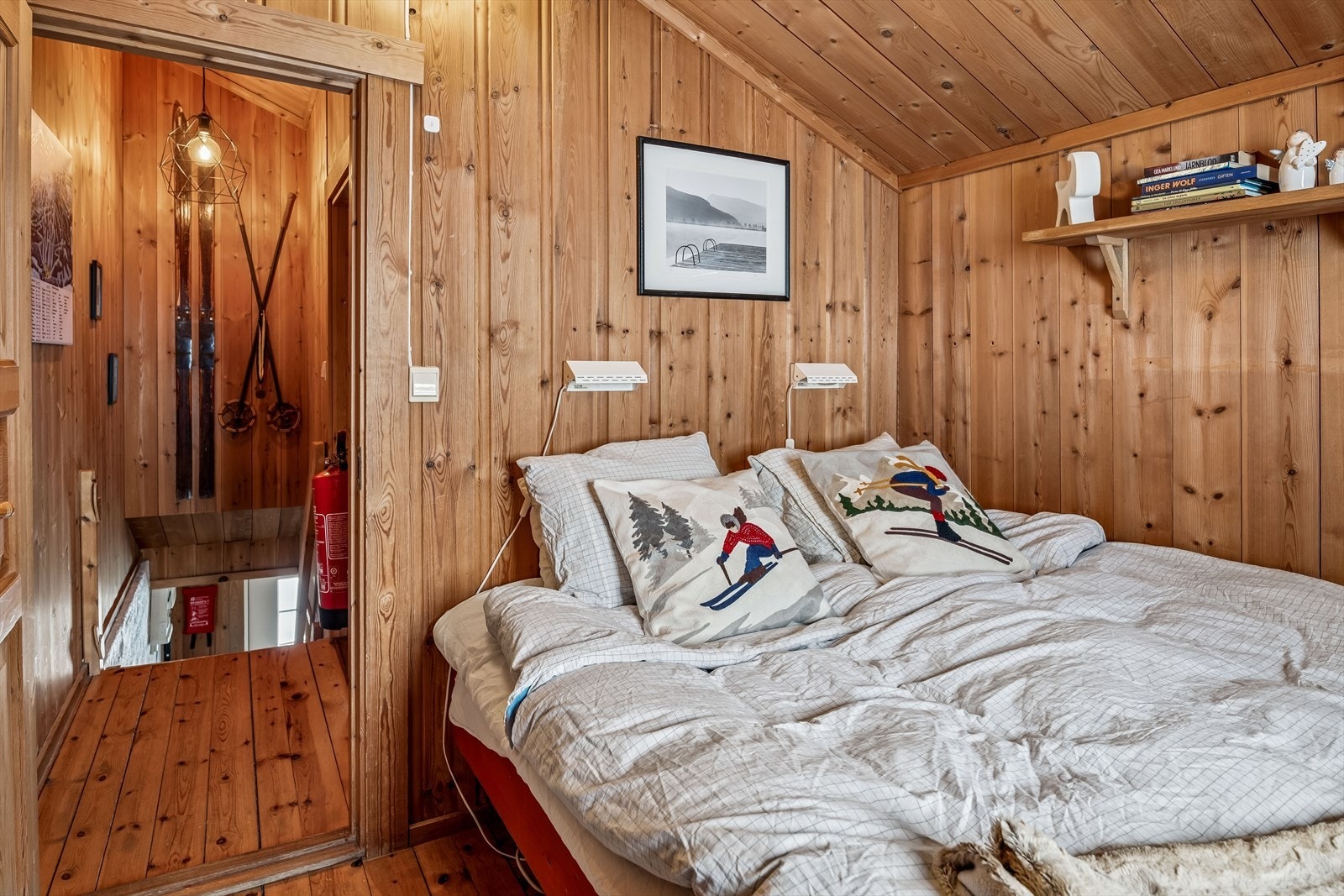Hyttas hovedsoverom ligger i andre etasje og har plass til dobbeltseng. Galleribilde