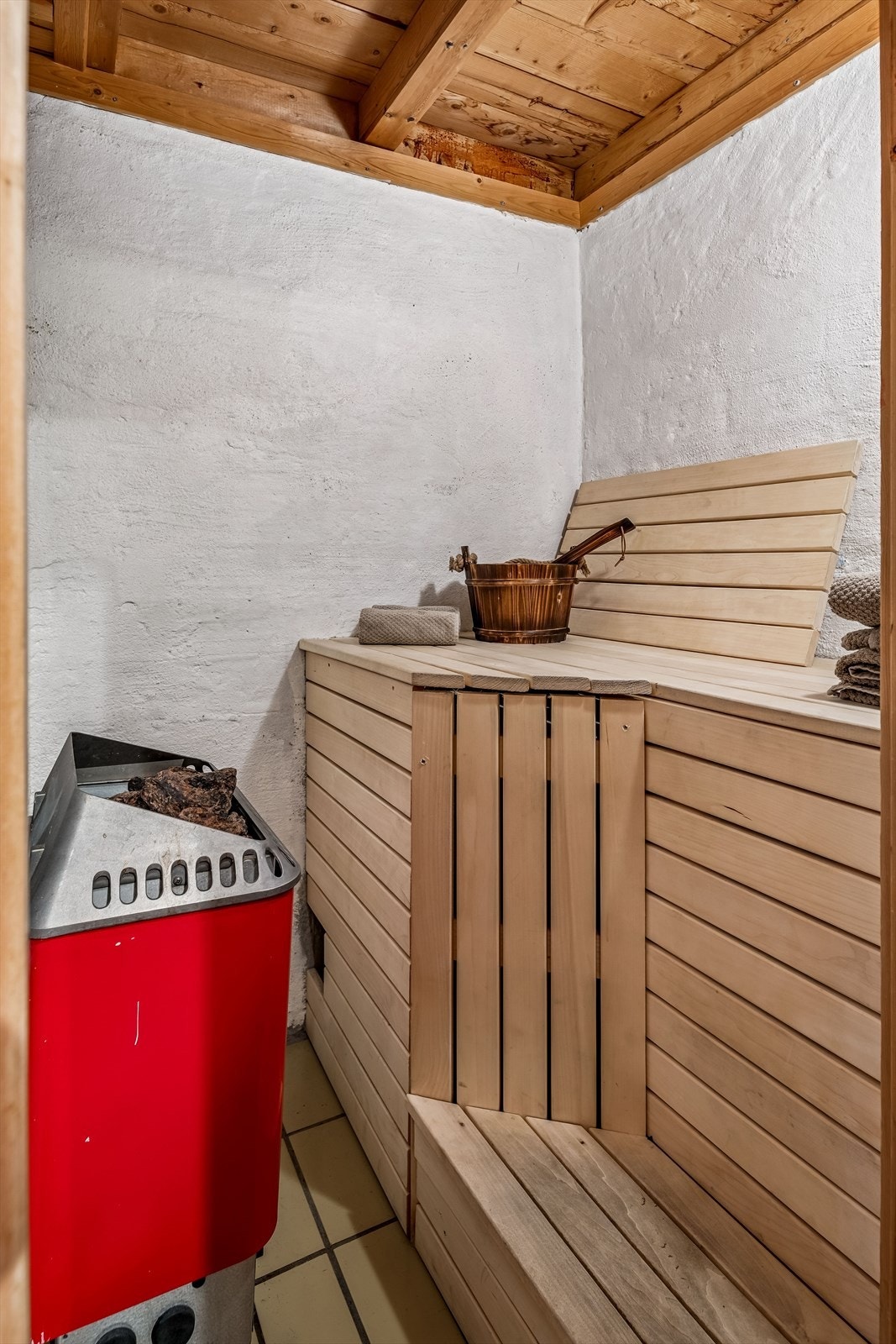 Fra badet er det direkte adkomst til egen badstue - perfekt for kalde dager. Galleribilde