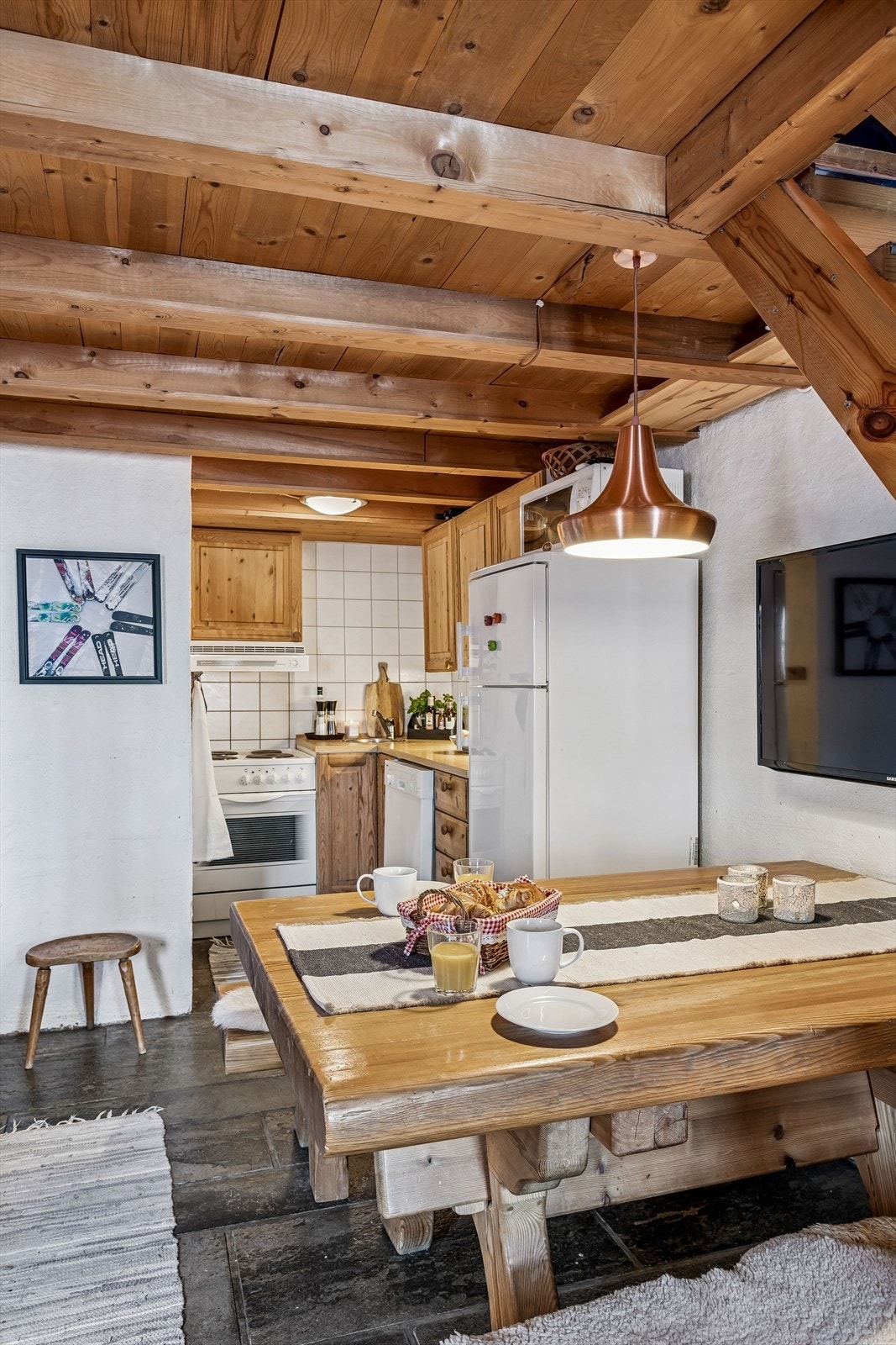 Spisebord praktisk plassert i tilknytning til kjøkkenet. Galleribilde