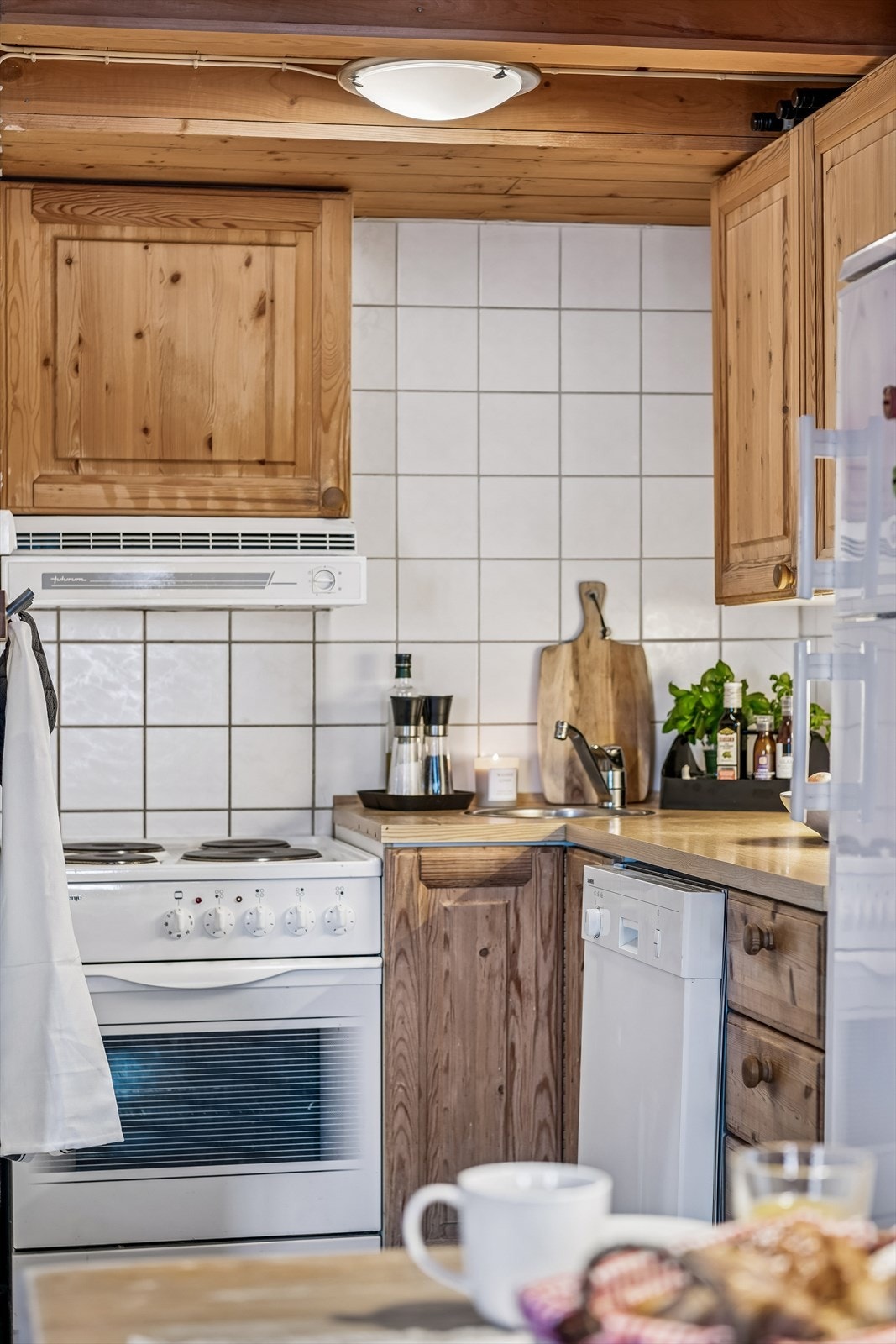 Original kjøkkeninnredning i tre med profilerte fronter og god benkeplass. Galleribilde