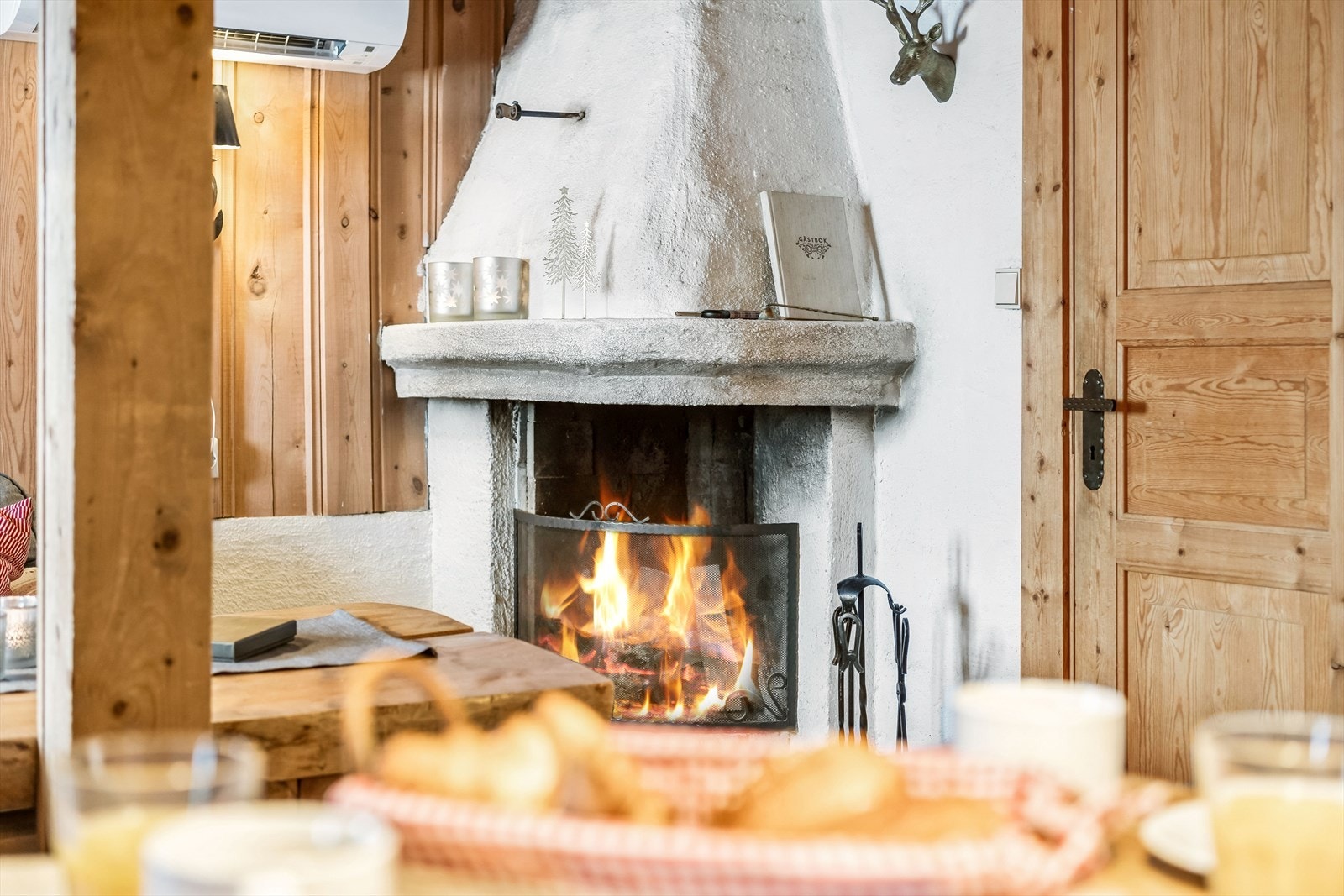Den sentralt plasserte peisen gir god varme og skaper en lun atmosfære. Galleribilde
