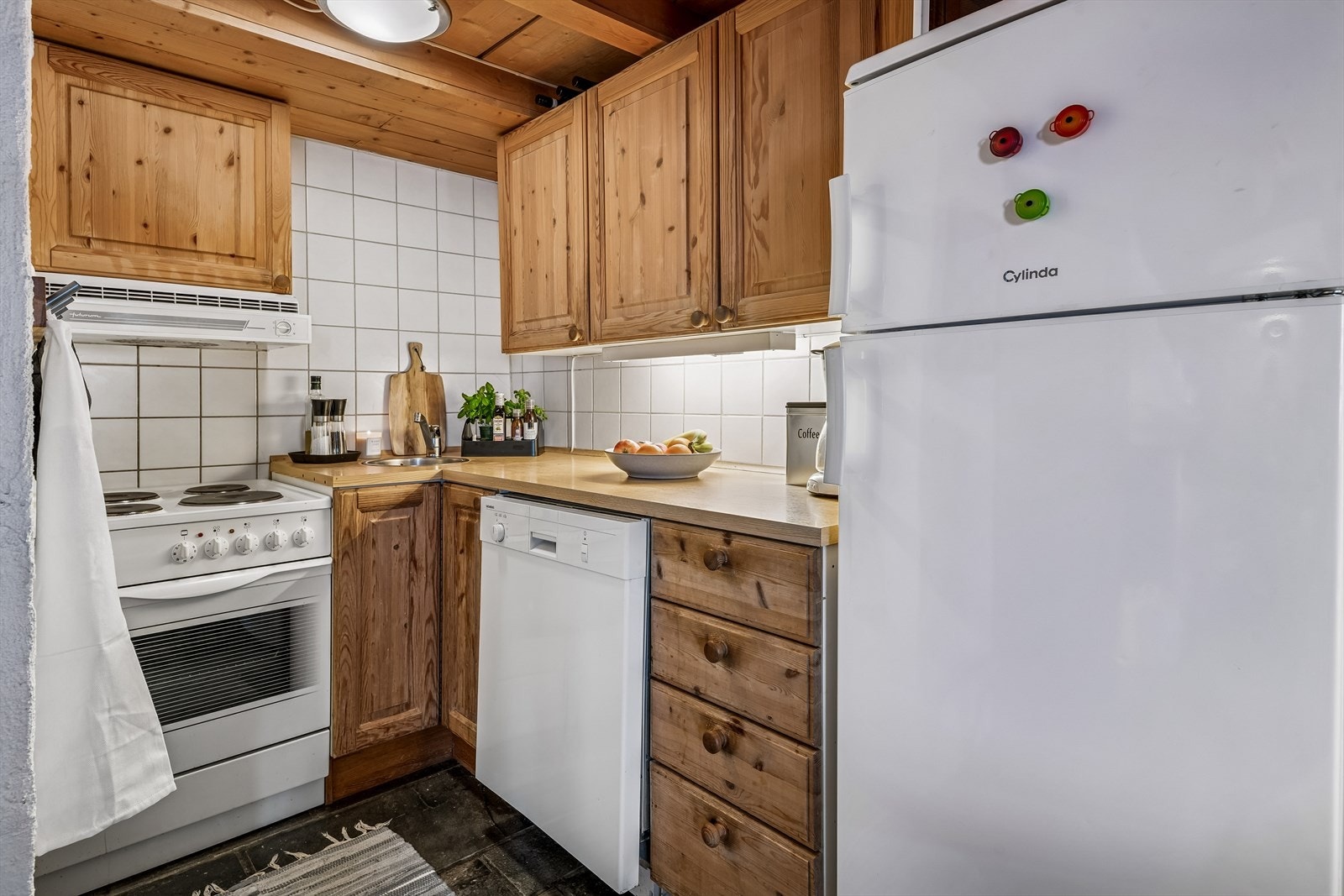 Kjøkkenkroken er praktisk innredet med komfyr, oppvaskmaskin og kjøleskap. Galleribilde